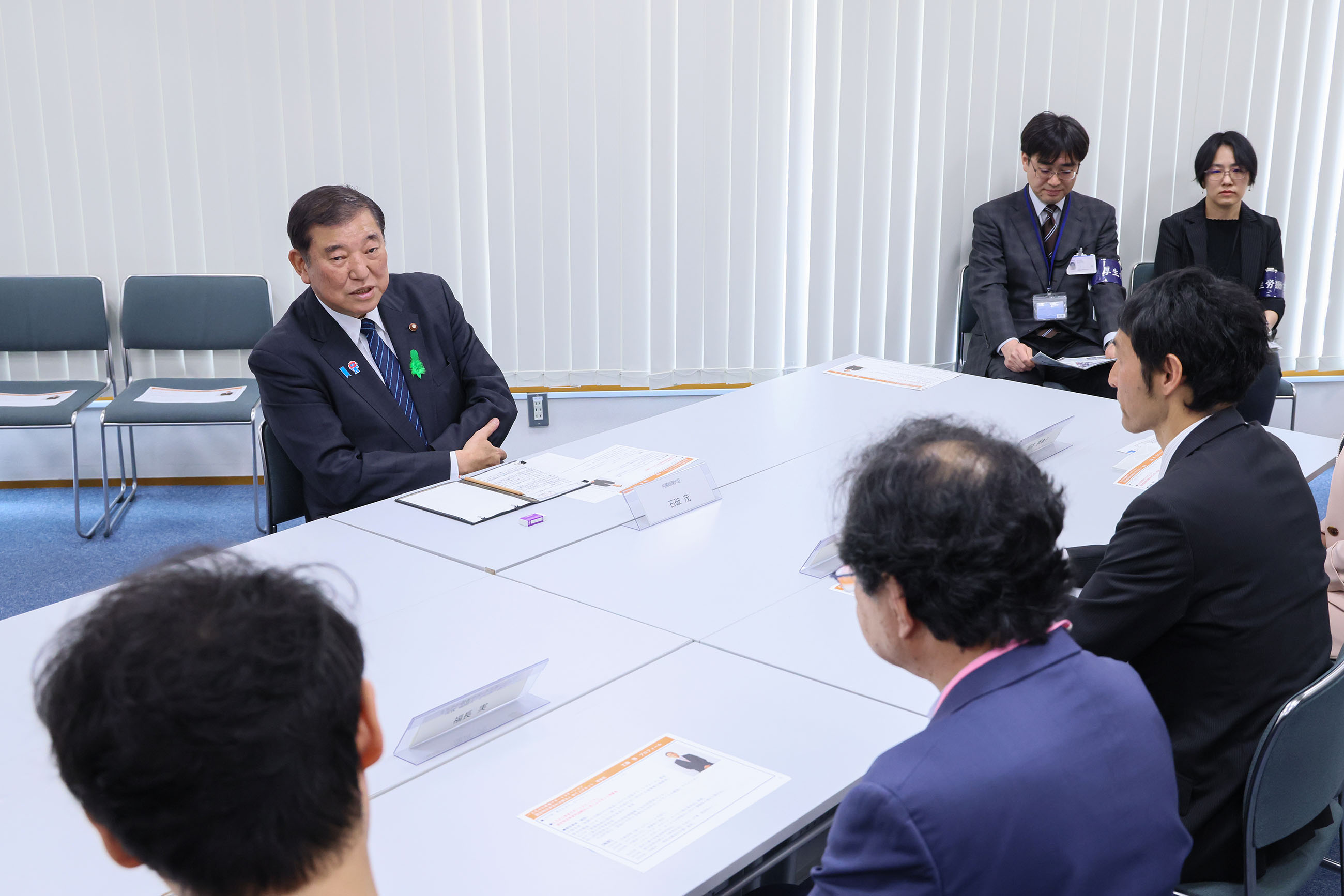 Prime Minister Ishiba listening to a briefing on the Tachikawa Youth Support Station program (2)