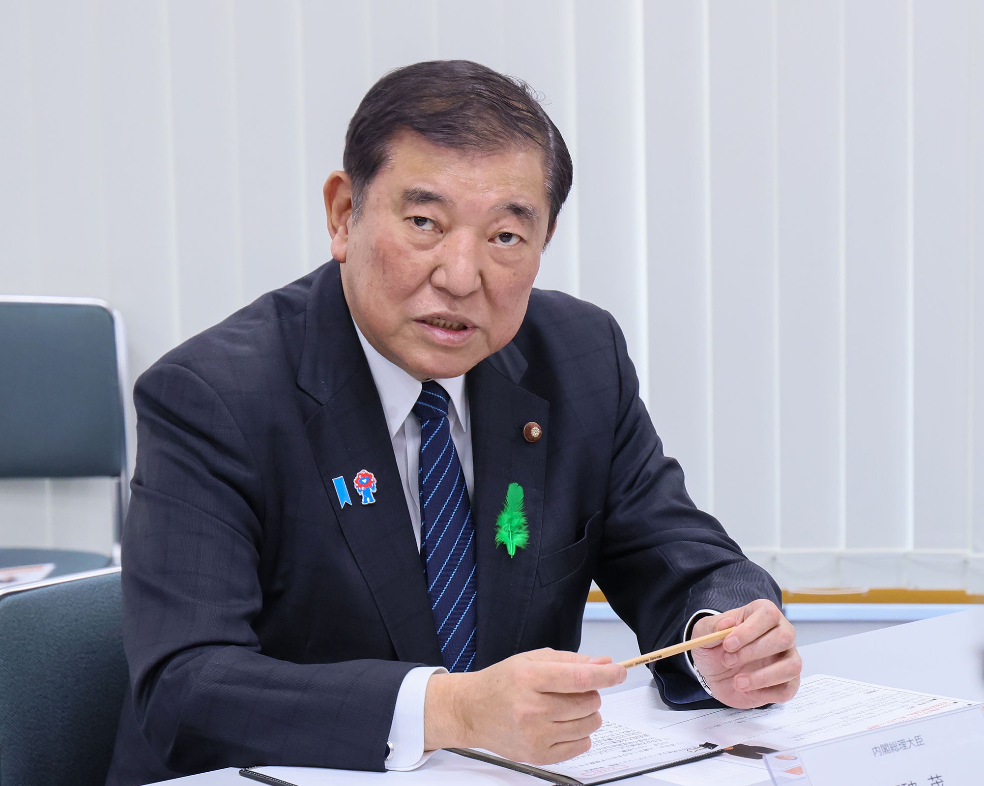 Prime Minister Ishiba listening to a briefing on the Tachikawa Youth Support Station program (3)