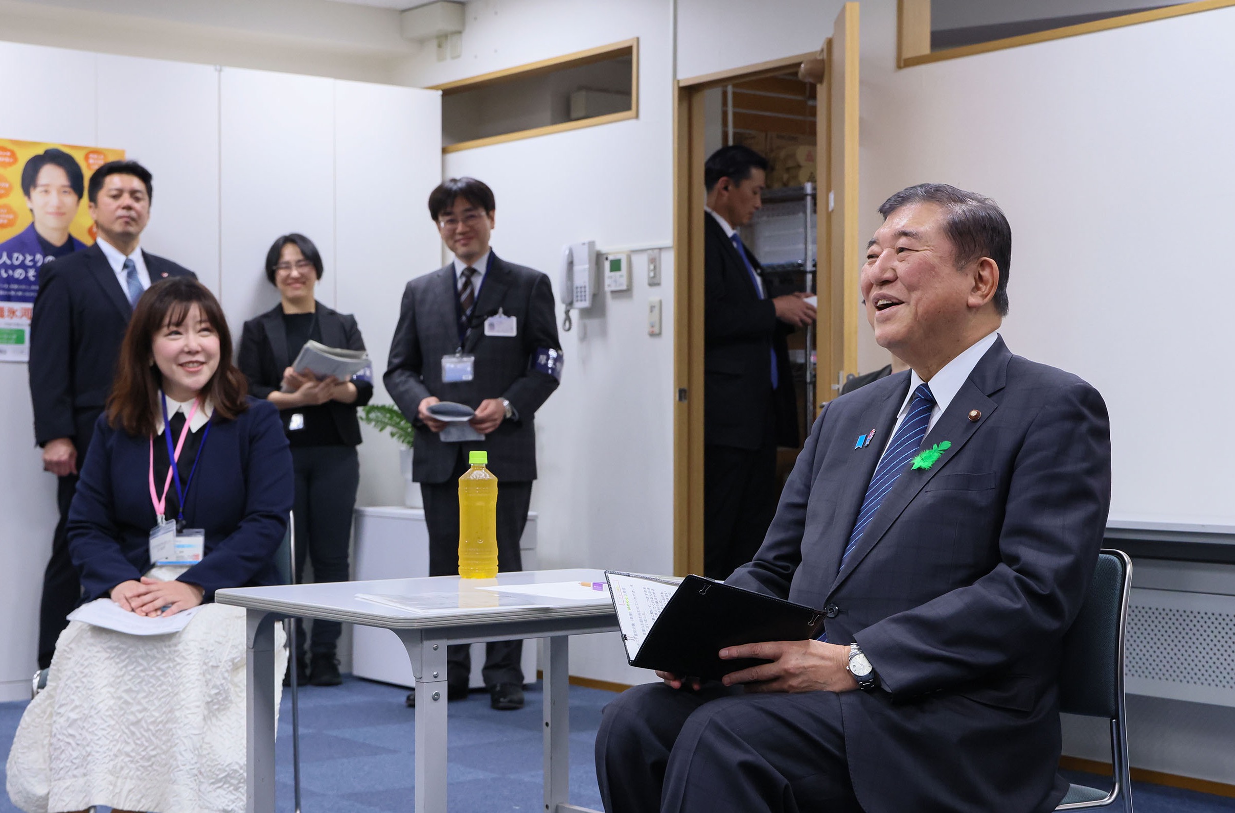 Prime Minister Ishiba holding an exchange of views with users of the station (2)