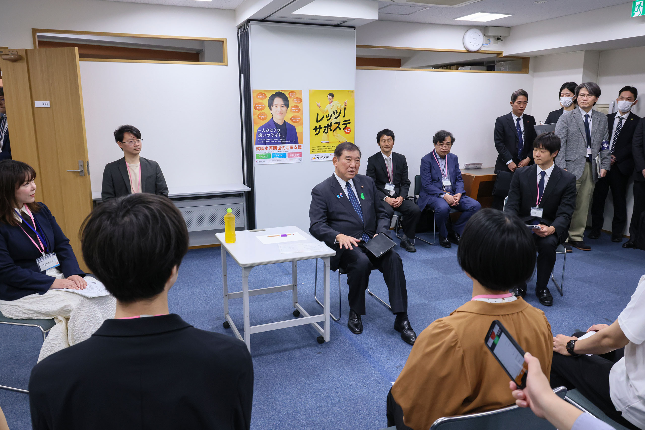 Prime Minister Ishiba holding an exchange of views with users of the station (4)