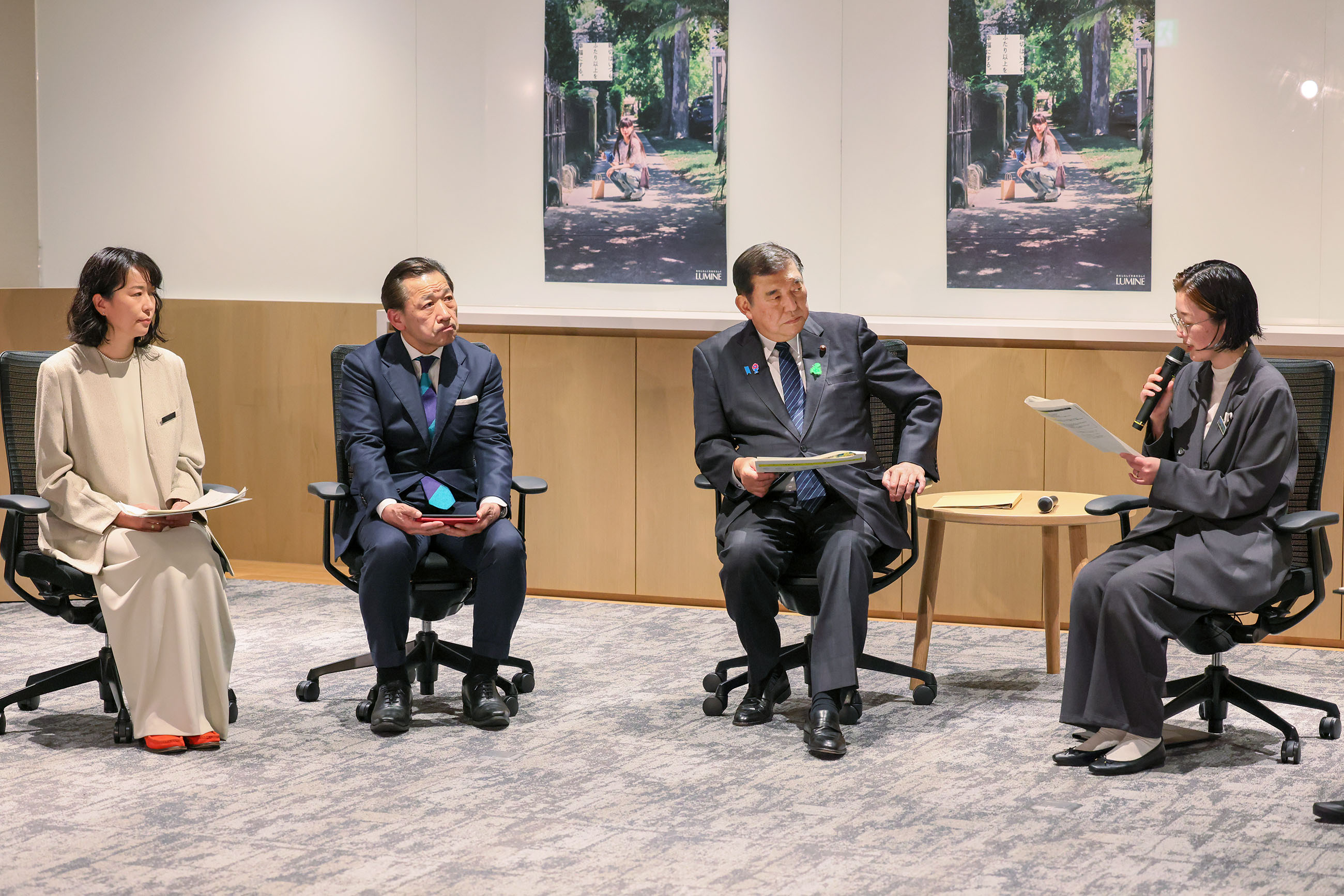 Prime Minister Ishiba holding an exchange of views with employees of LUMINE (2)