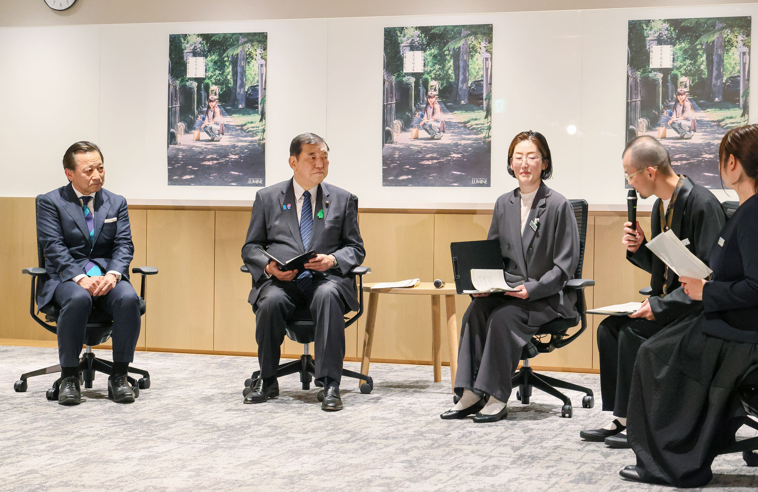 Prime Minister Ishiba holding an exchange of views with employees of LUMINE (3)