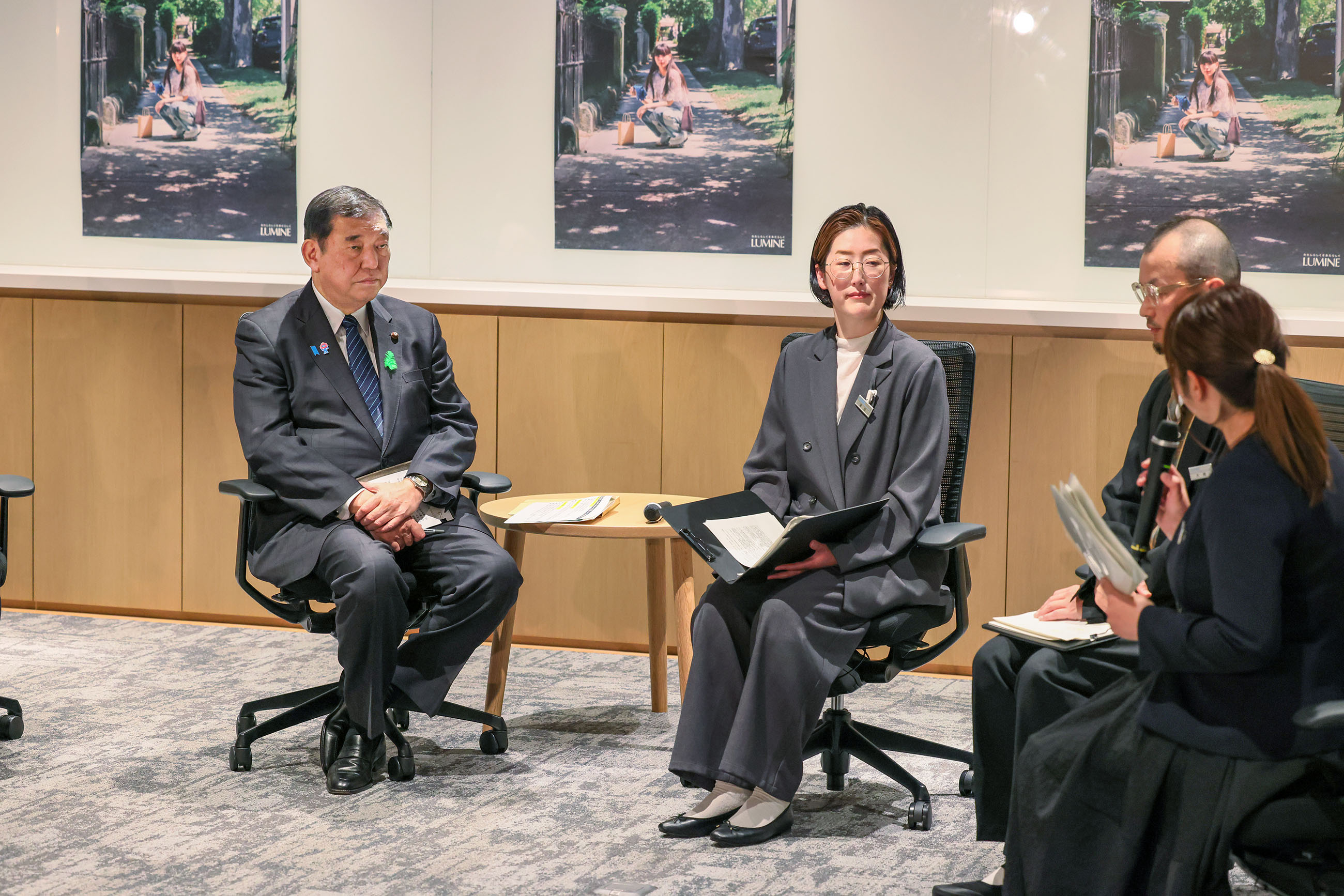 Prime Minister Ishiba holding an exchange of views with employees of LUMINE (4)