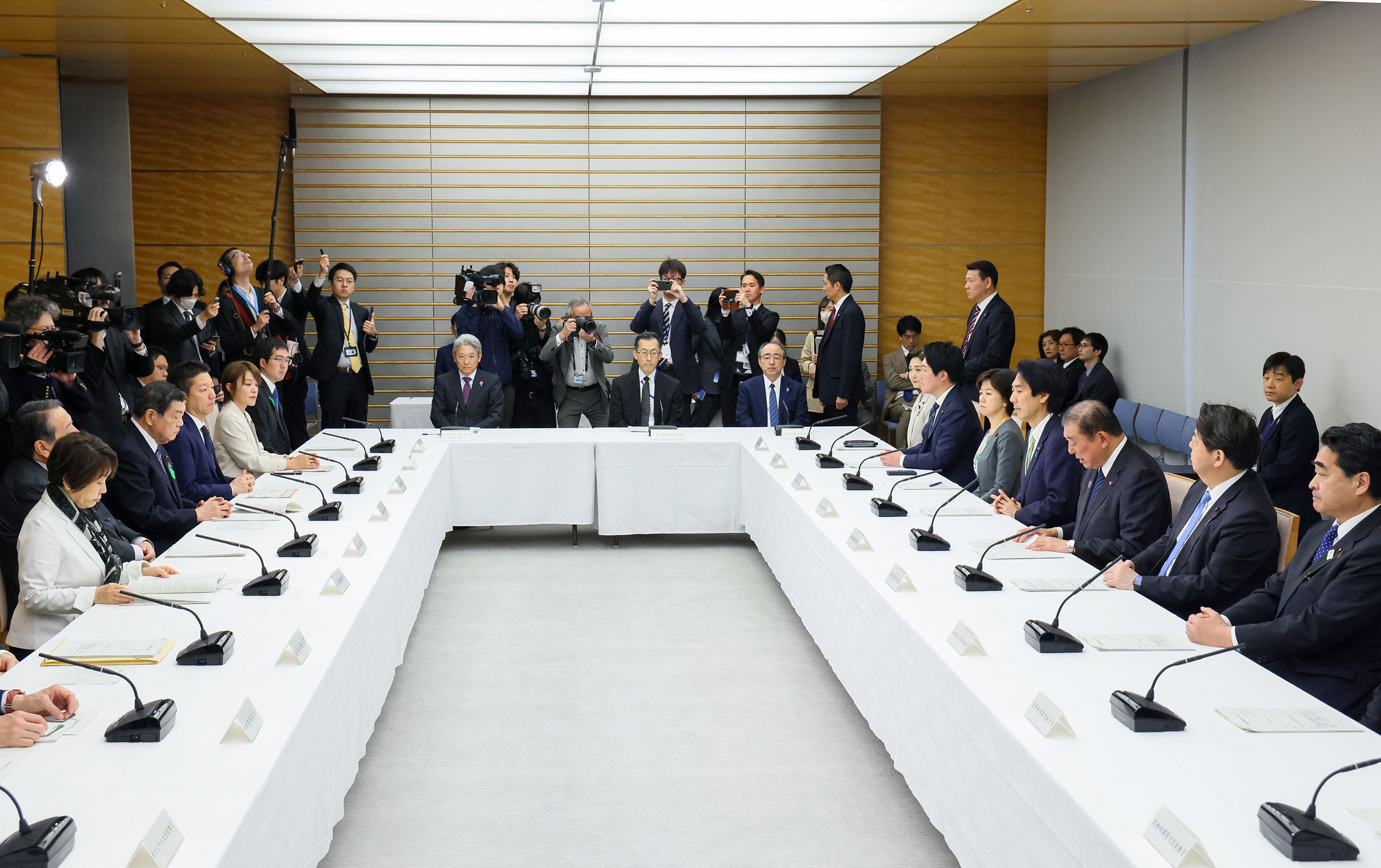 Prime Minister Ishiba wrapping up the meeting (2)