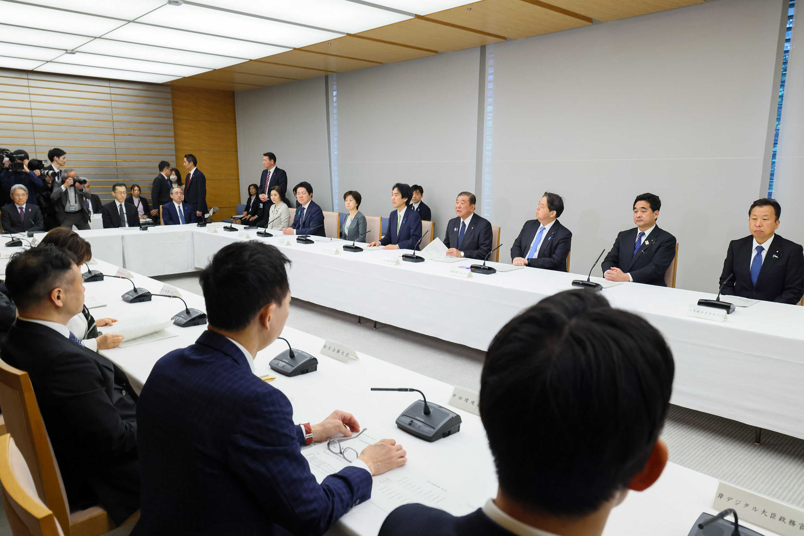 Prime Minister Ishiba wrapping up the meeting (3)