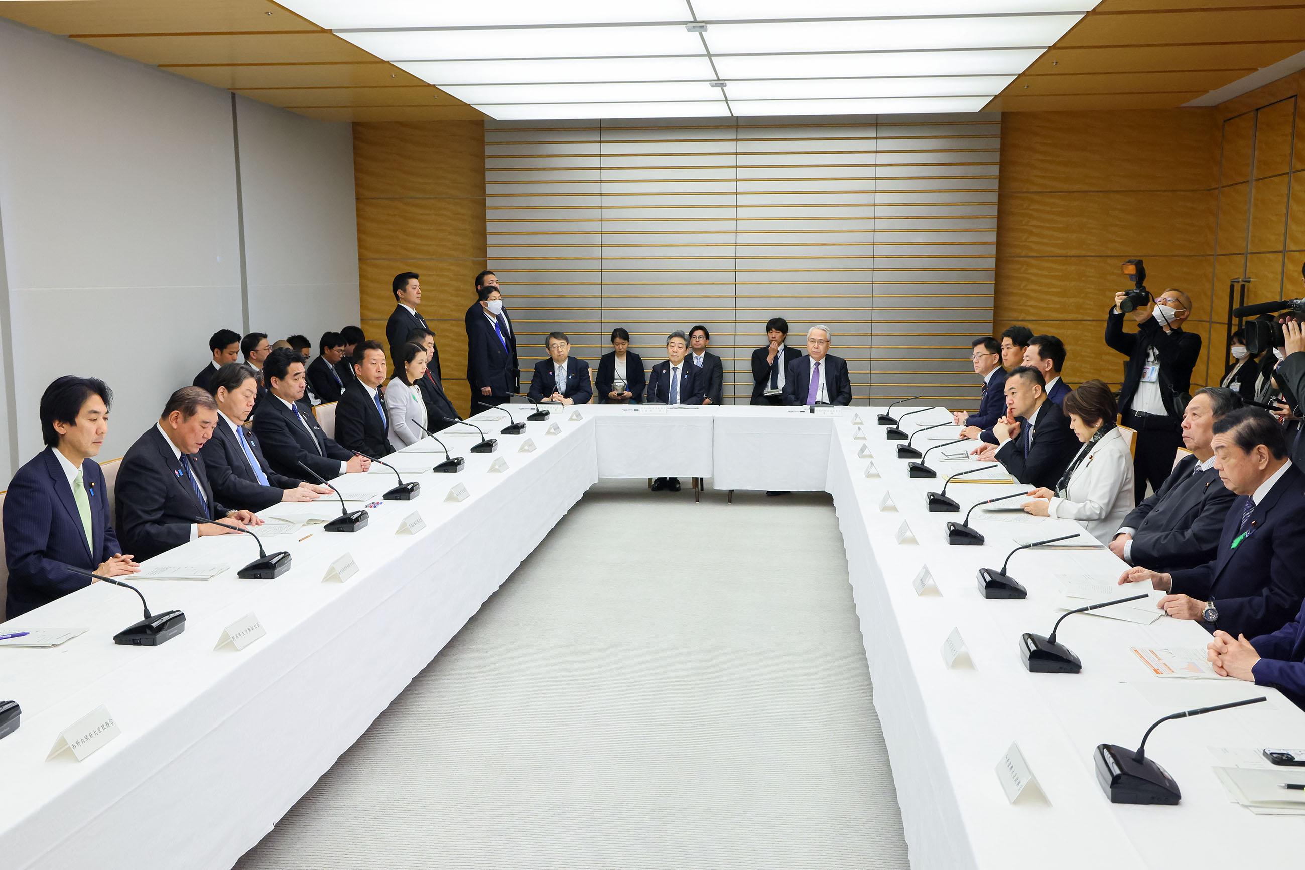 Prime Minister Ishiba wrapping up the meeting (4)
