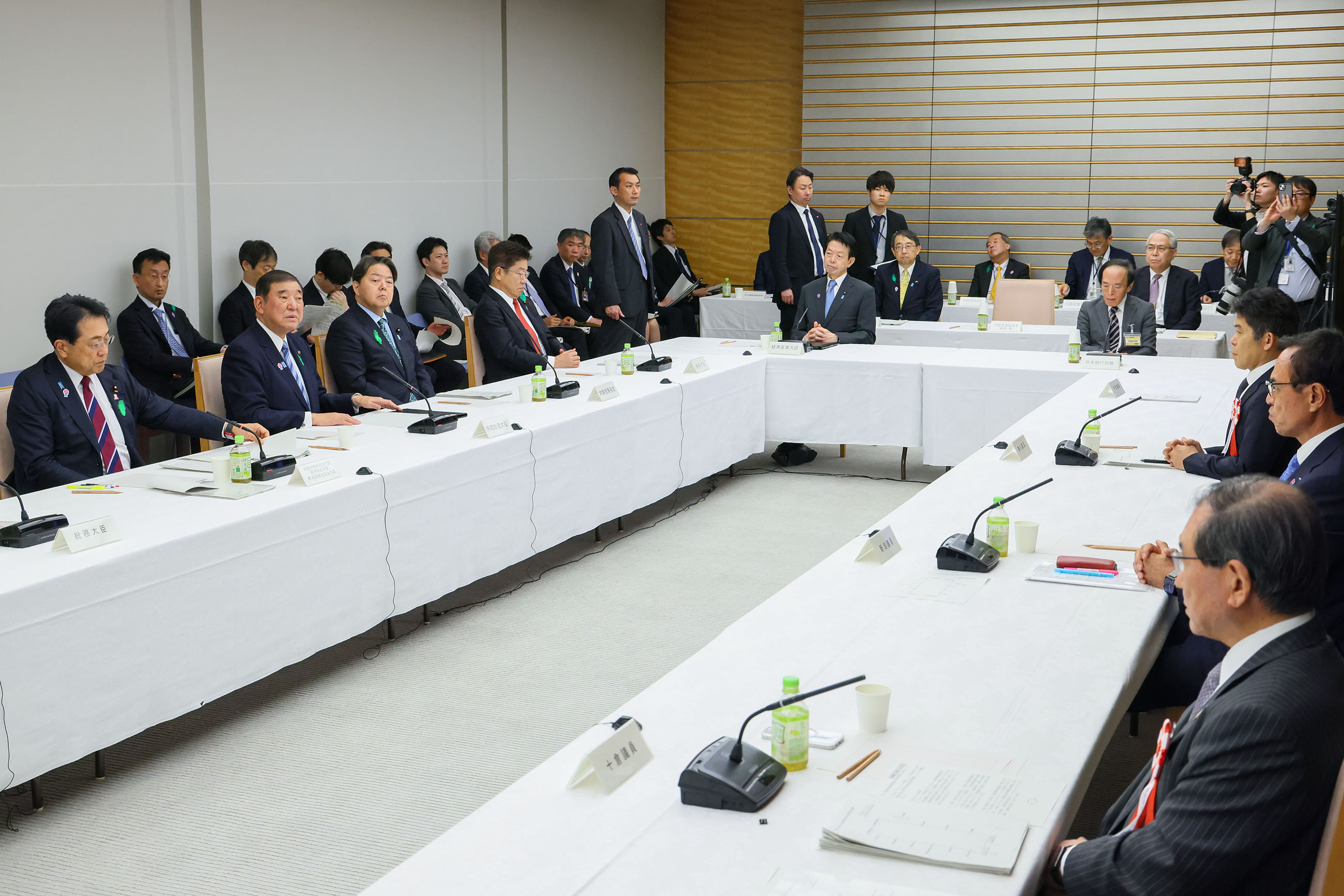 Prime Minister Ishiba wrapping up the meeting (2)