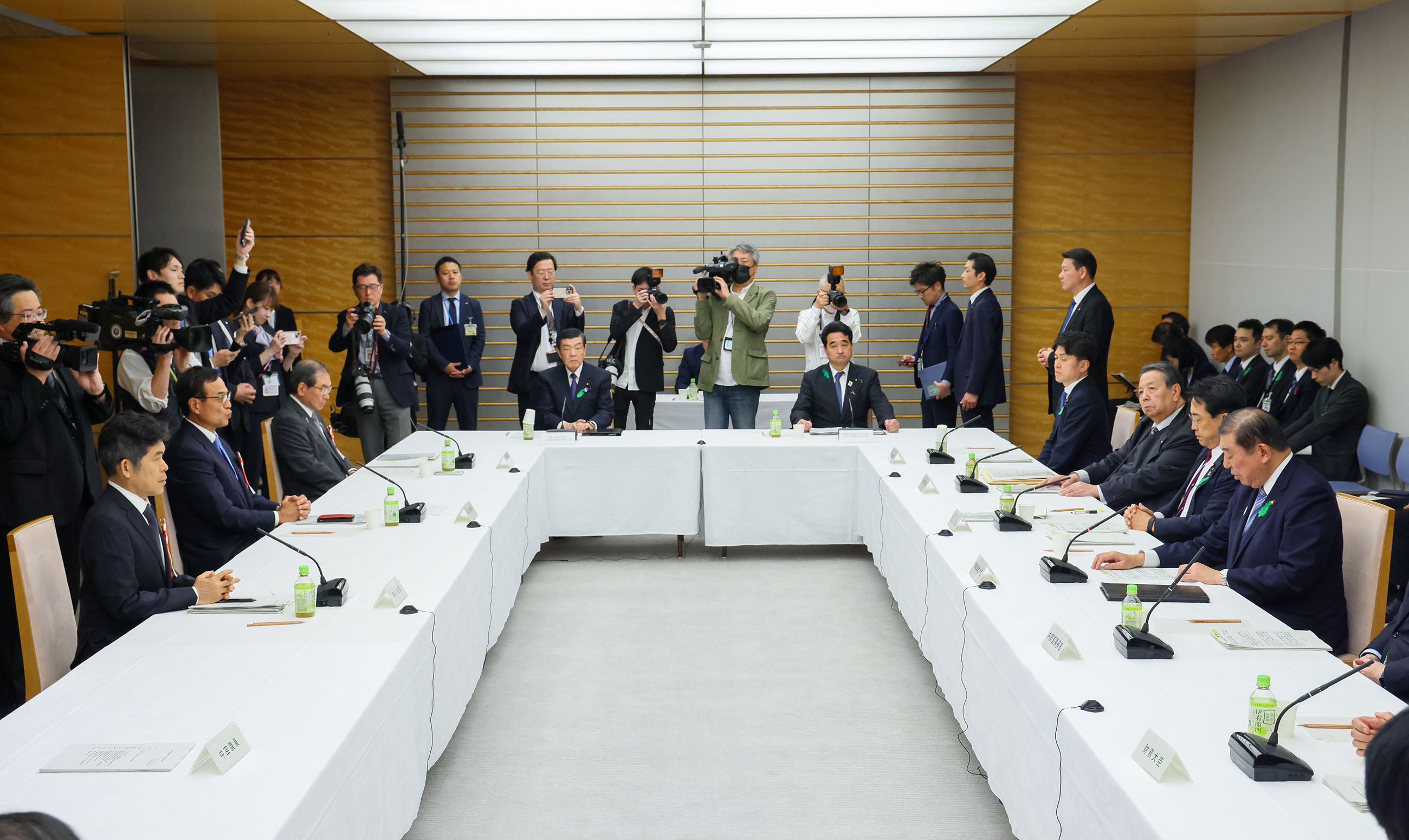 Prime Minister Ishiba wrapping up the meeting (3)