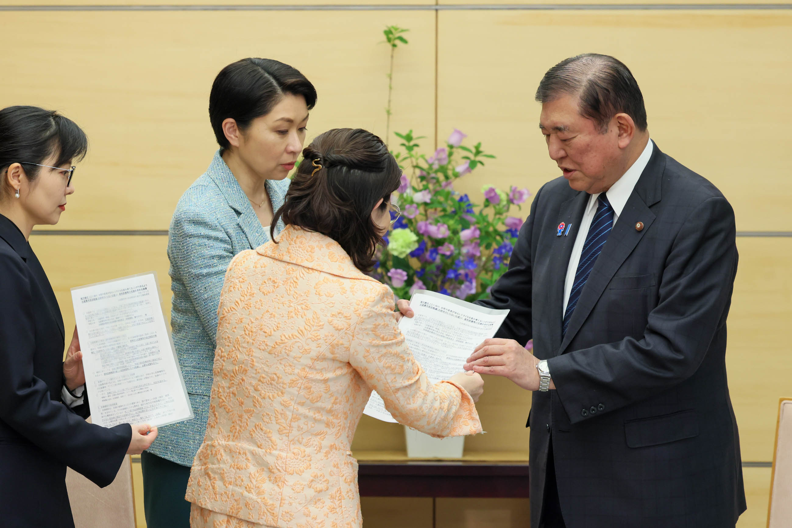 Prime Minister Ishiba receiving a proposal (2)