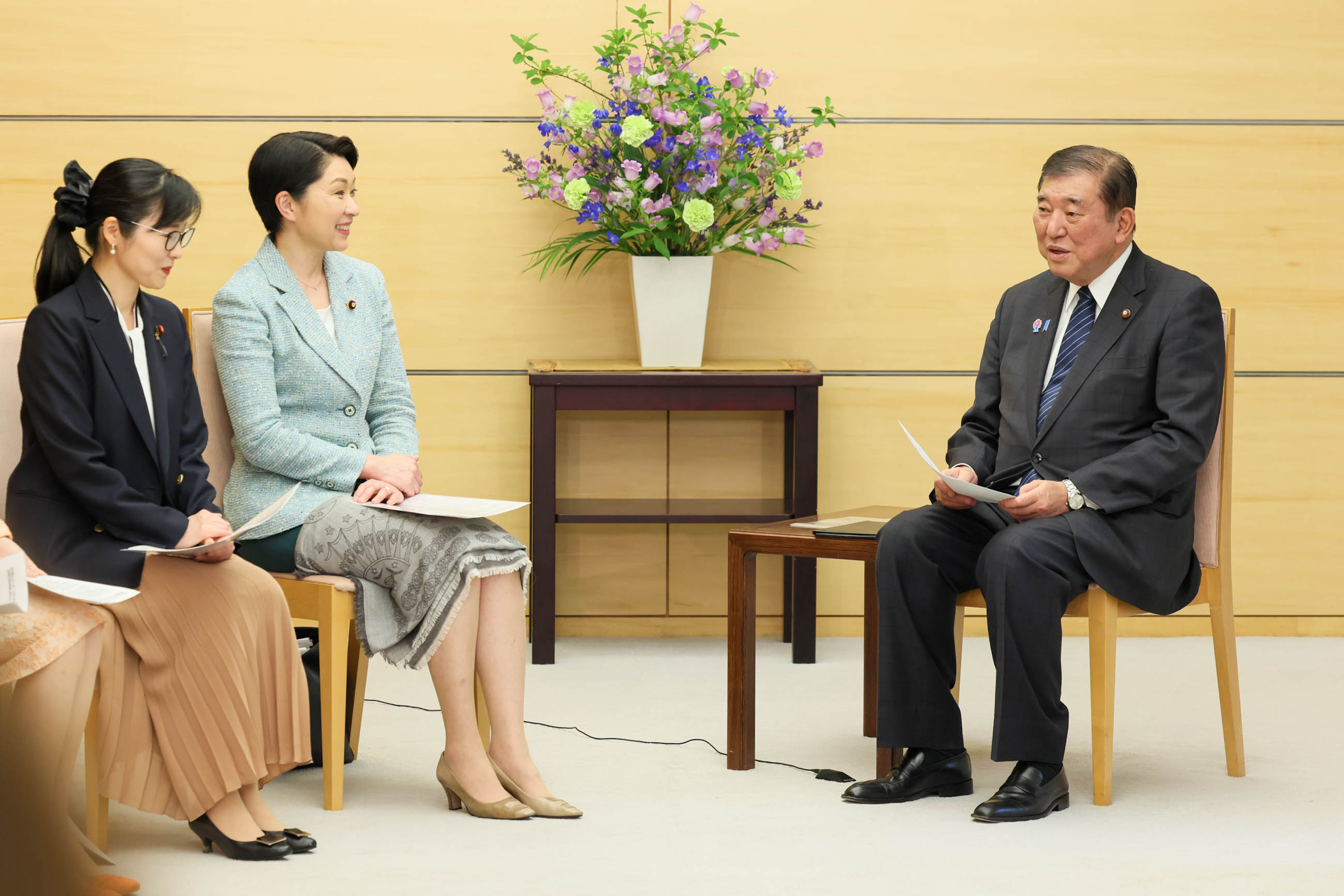 Prime Minister Ishiba receiving a proposal (3)