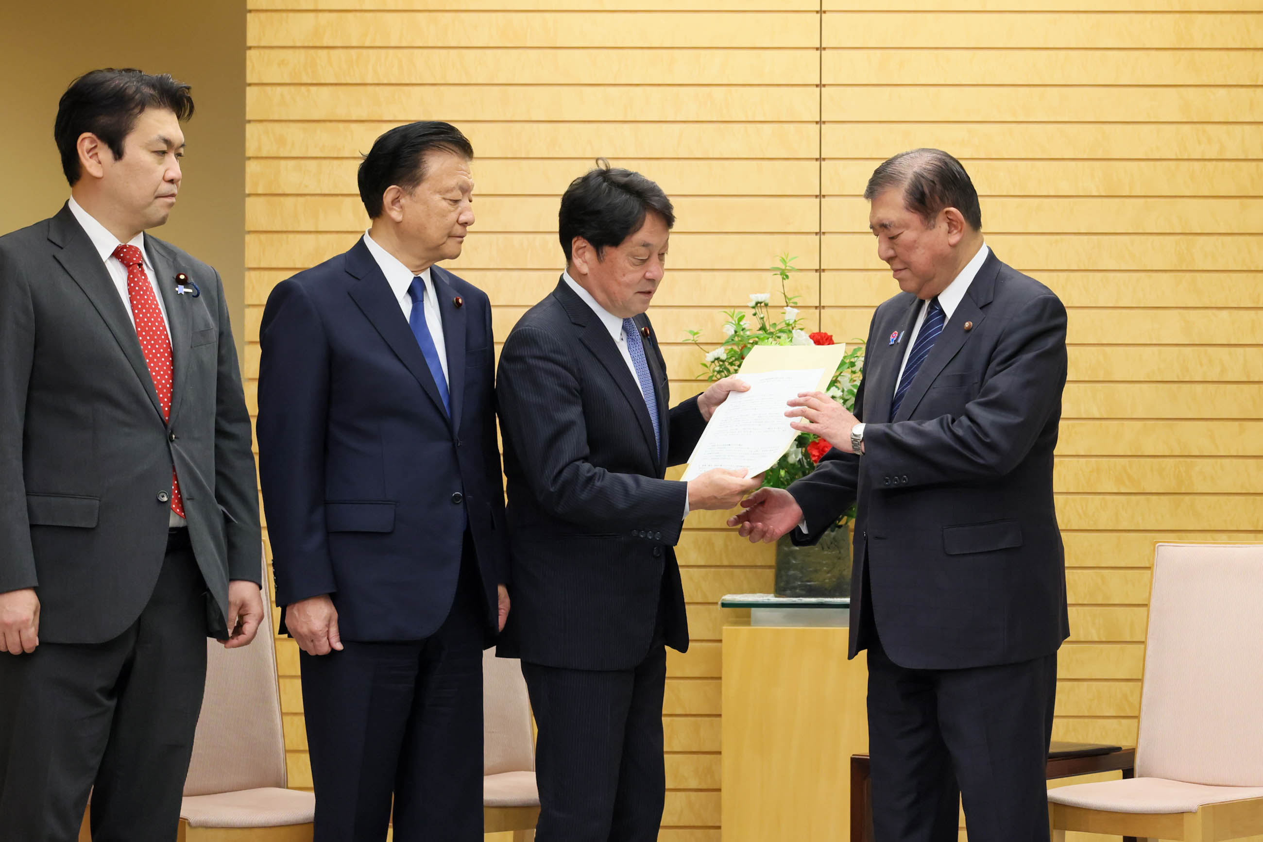 Prime Minister Ishiba receiving a proposal (2)