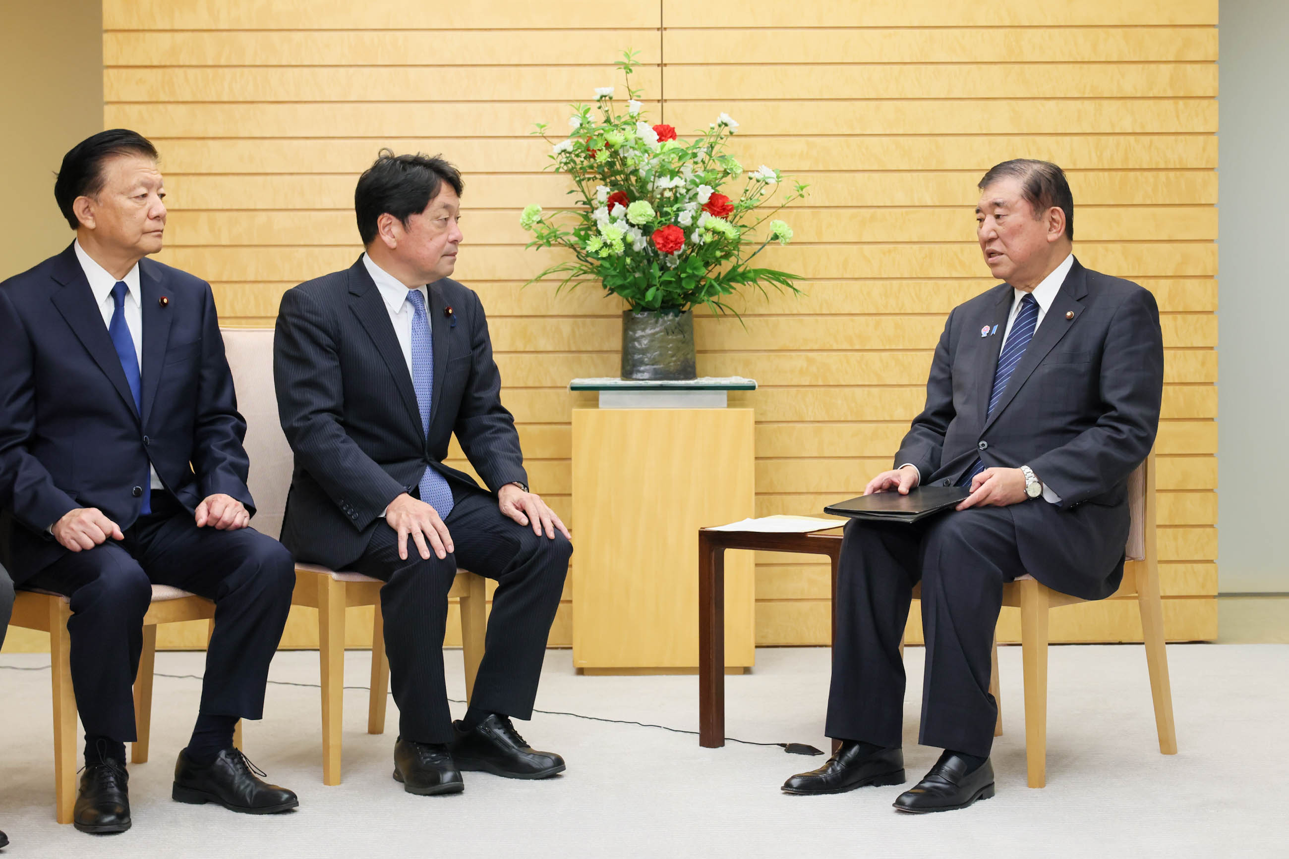 Prime Minister Ishiba receiving a proposal (3)