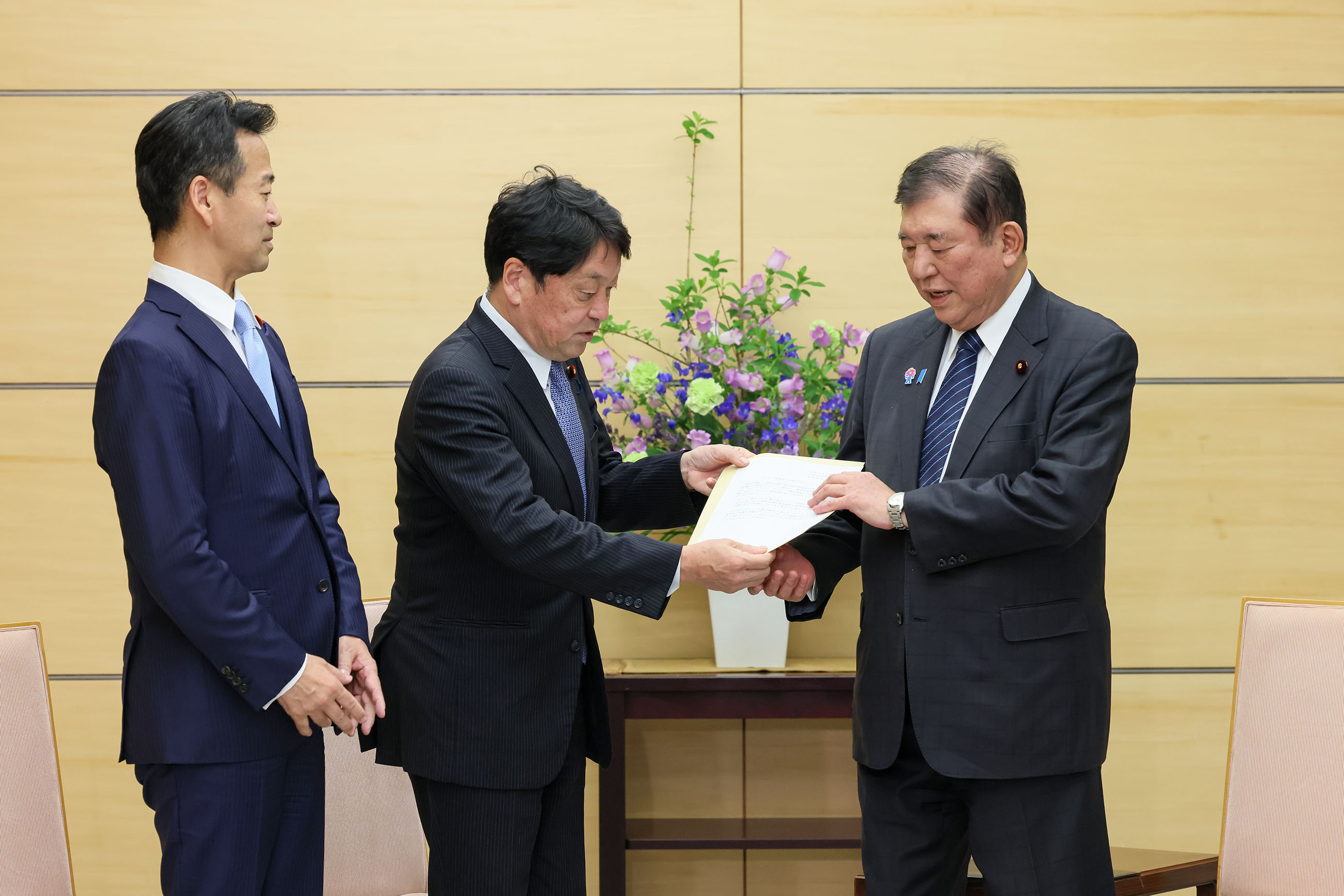 Prime Minister Ishiba receiving a proposal (2)