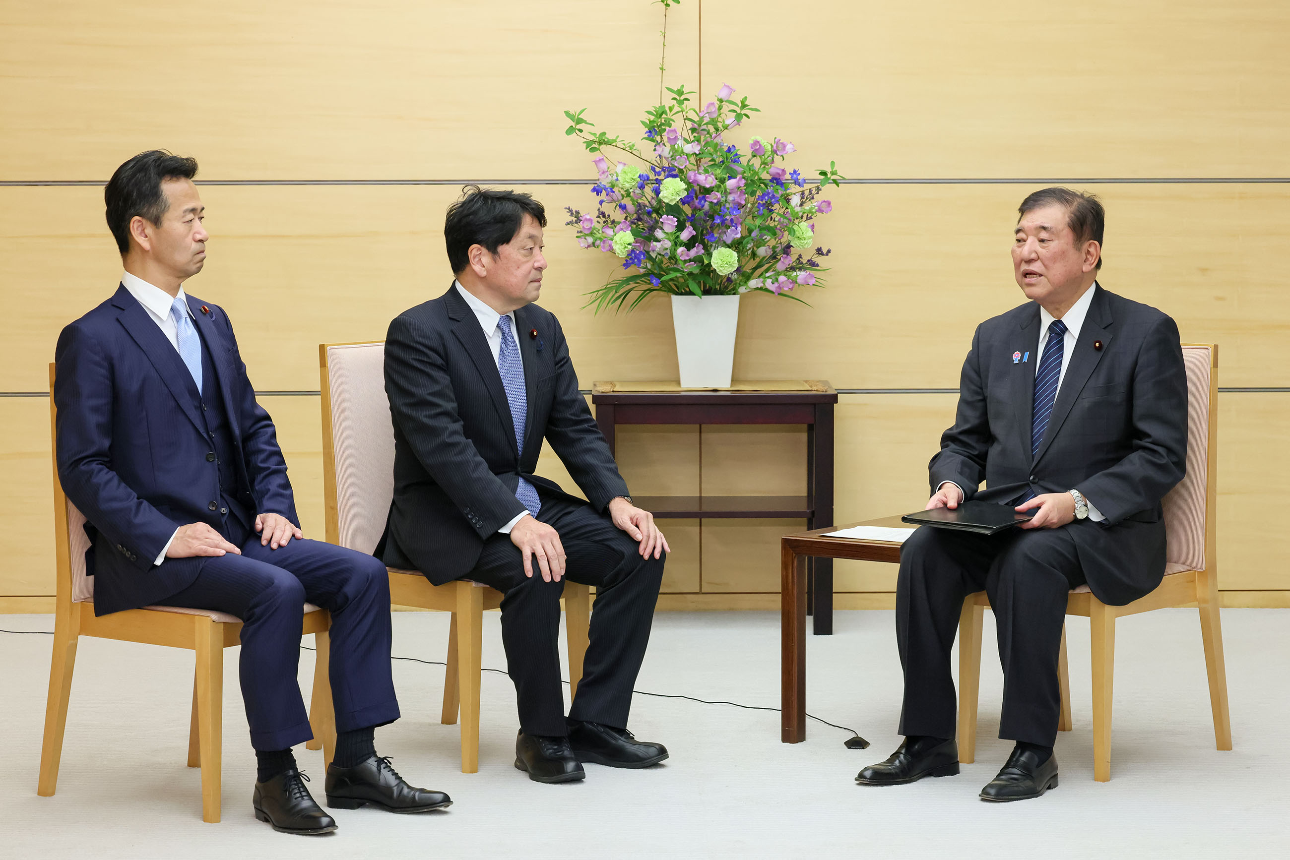 Prime Minister Ishiba receiving a proposal (3)