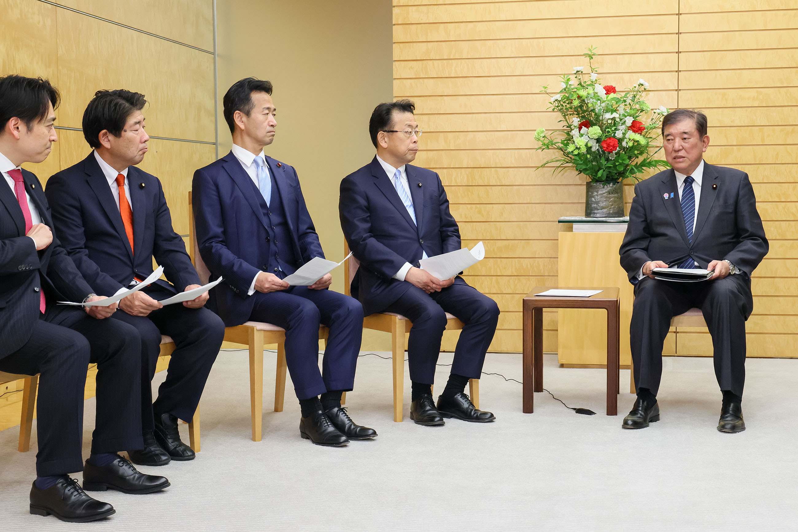 Prime Minister Ishiba receiving a proposal (2)