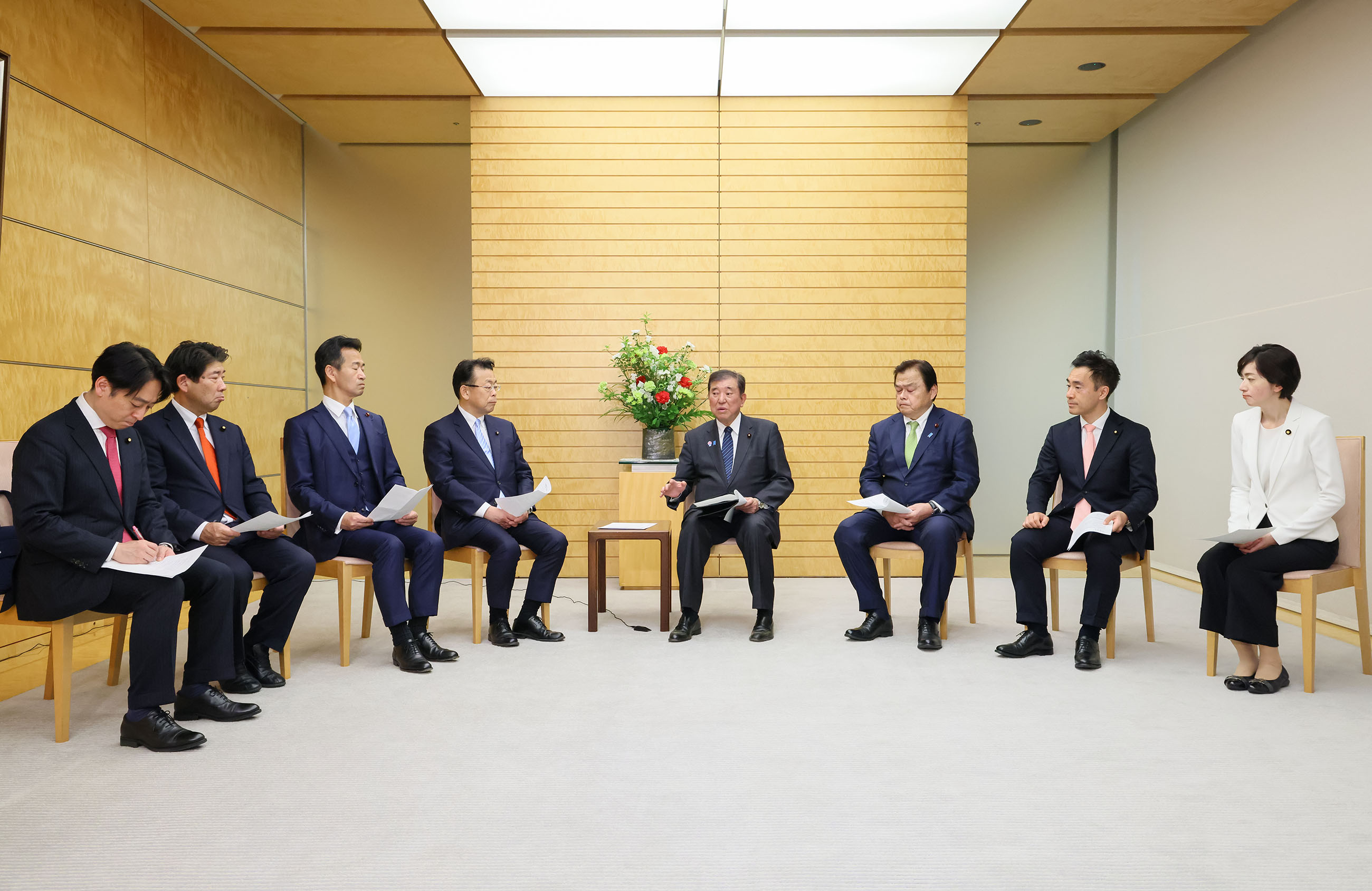 Prime Minister Ishiba receiving a proposal (3)
