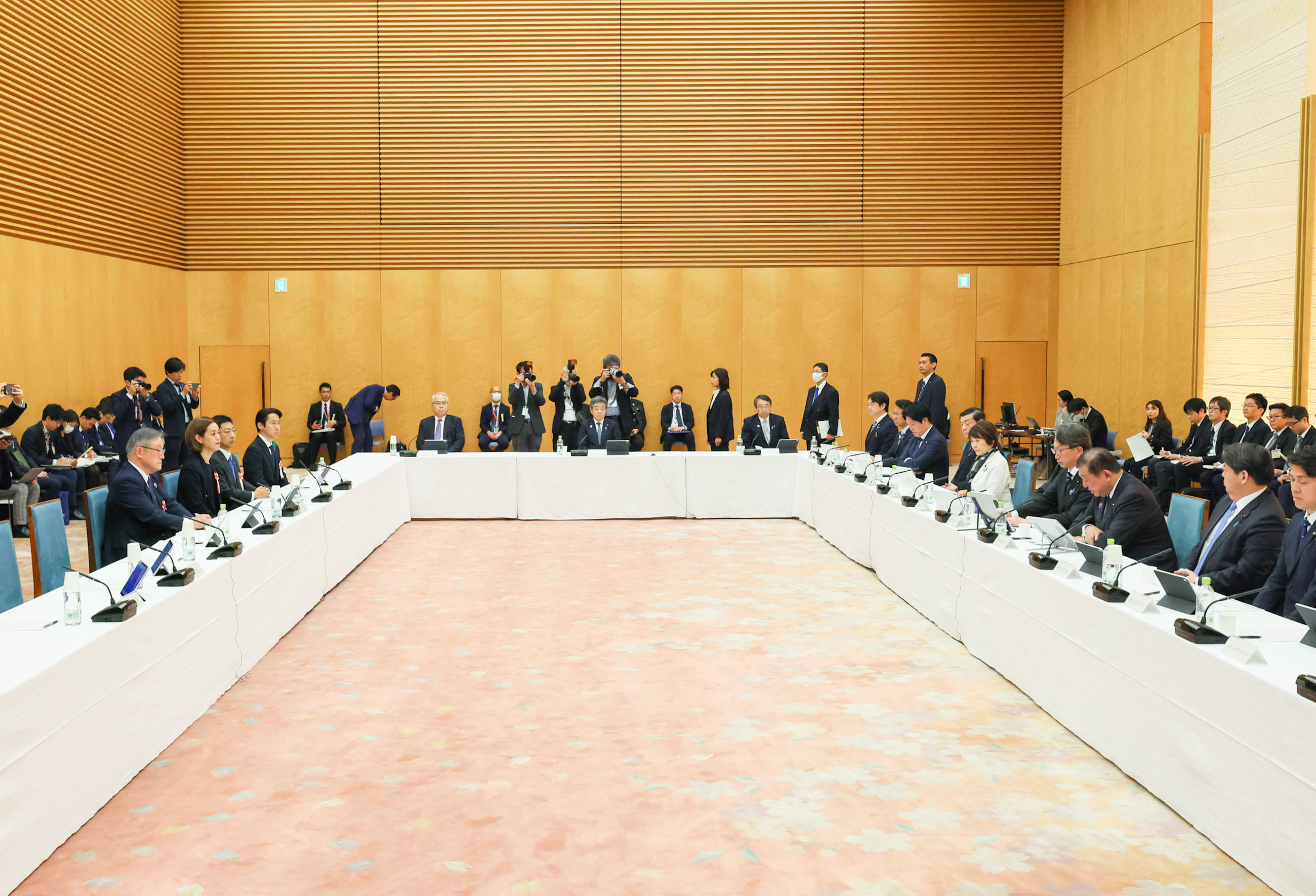 Prime Minister Ishiba wrapping up the meeting (2)