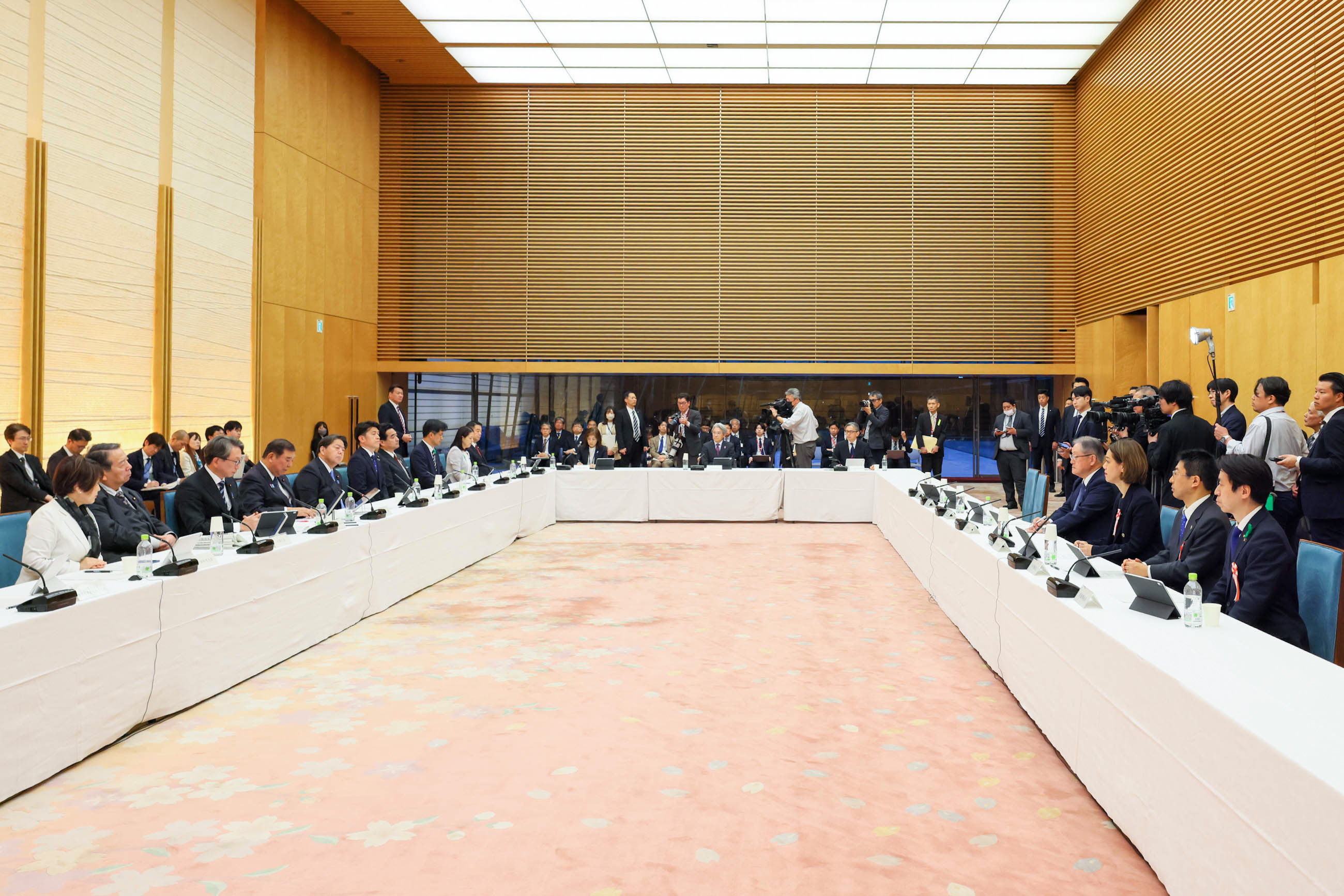 Prime Minister Ishiba wrapping up the meeting (3)