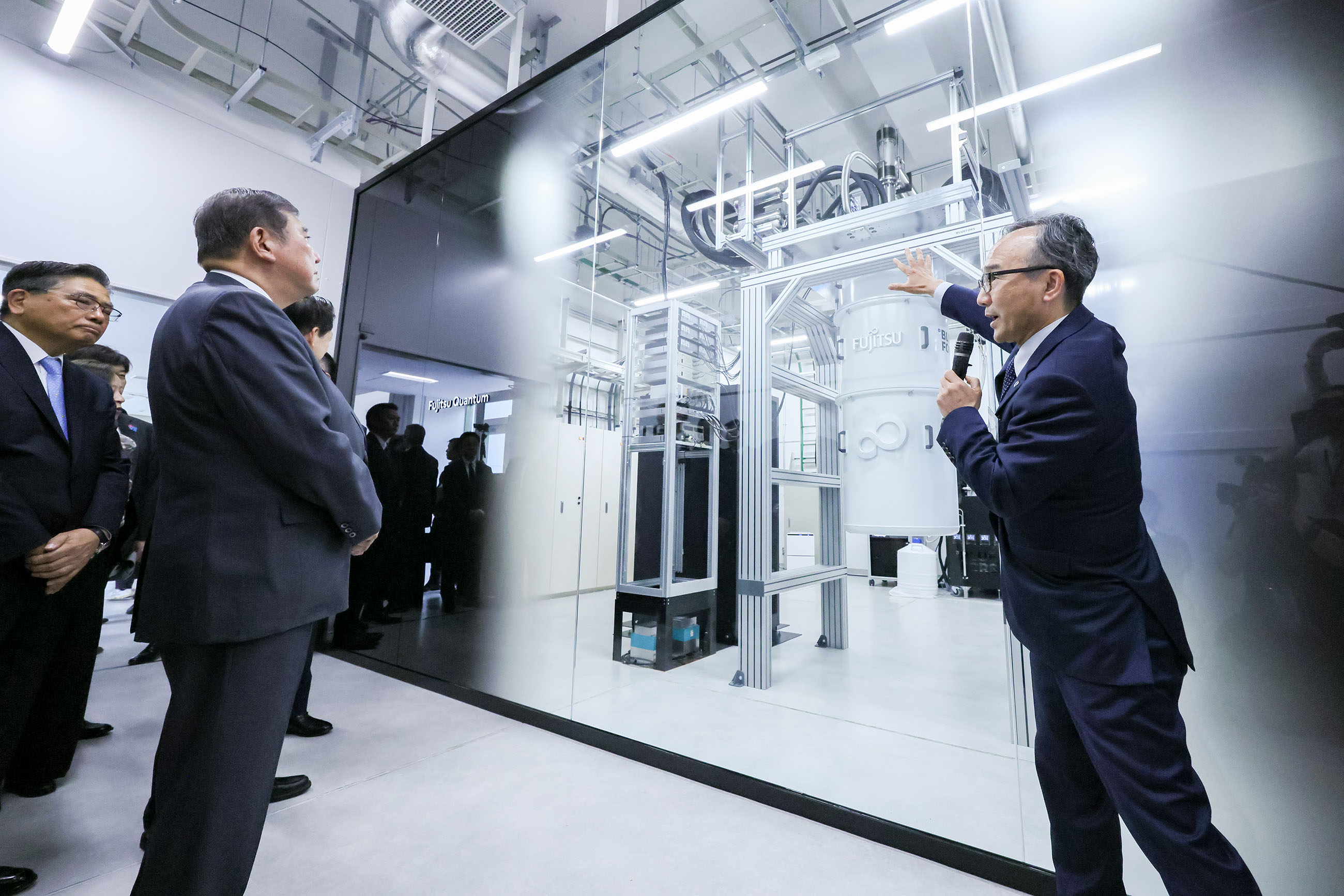 Prime Minister Ishiba observing G-QuAT (6)