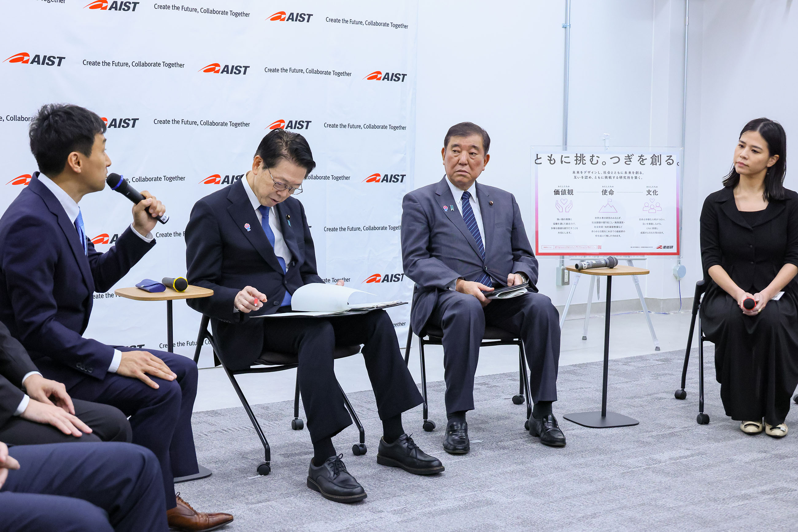 Prime Minister Ishiba listening to participants during a small group talk (2)