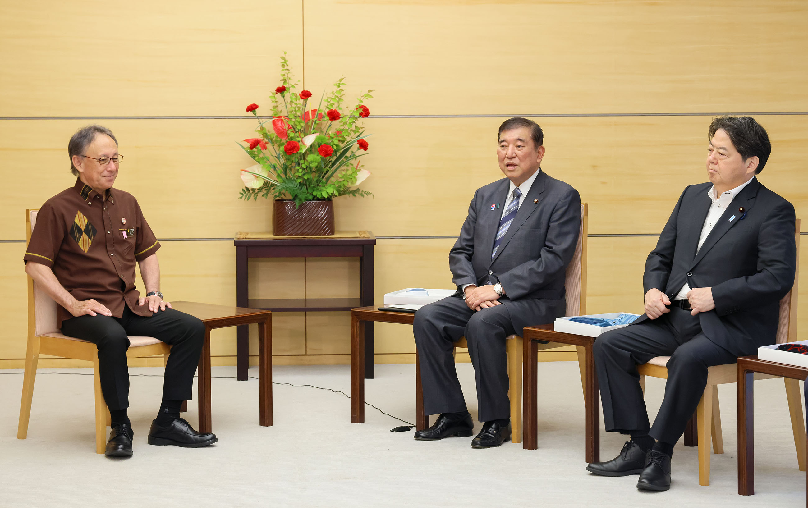 Prime Minister Ishiba being presented with Kariyushi wear (2)