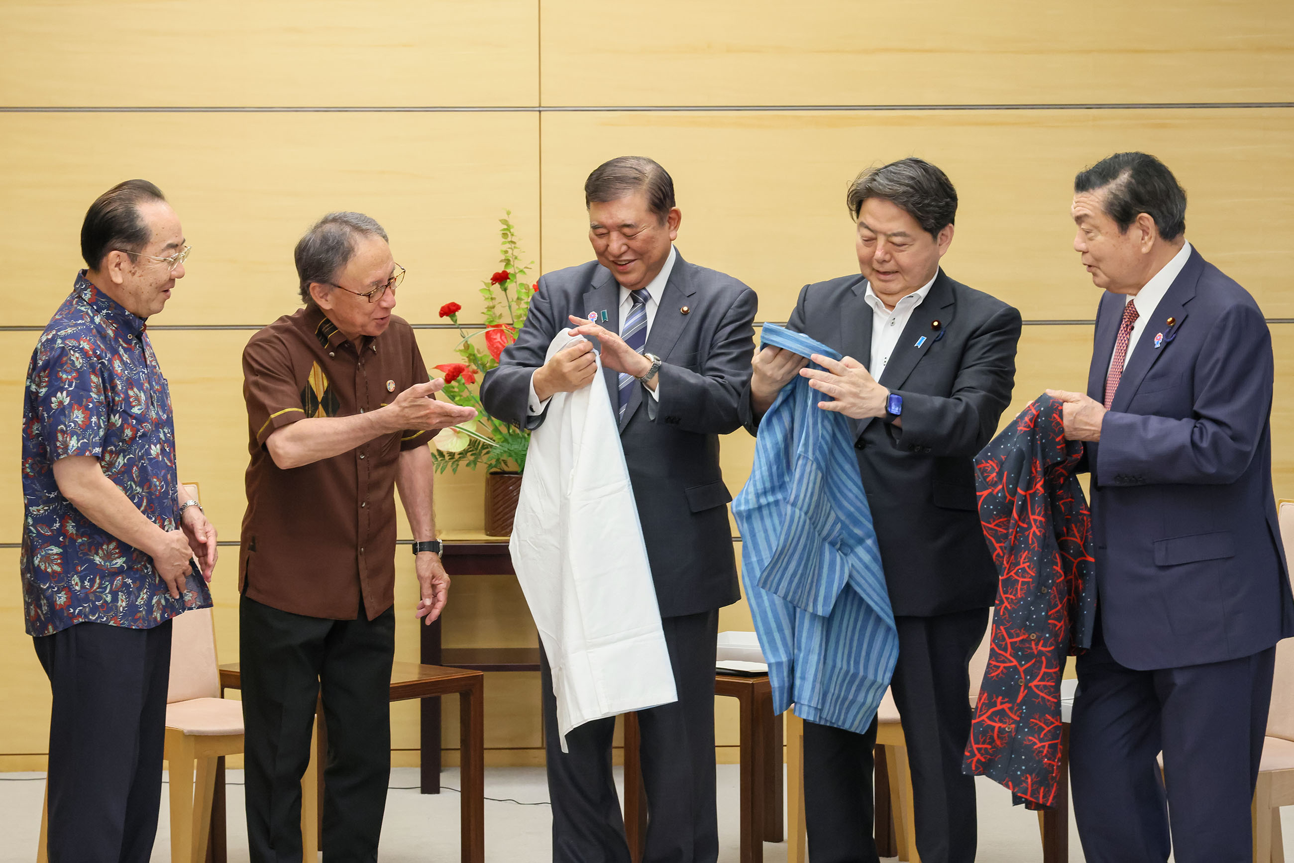 Prime Minister Ishiba being presented with Kariyushi wear (3)