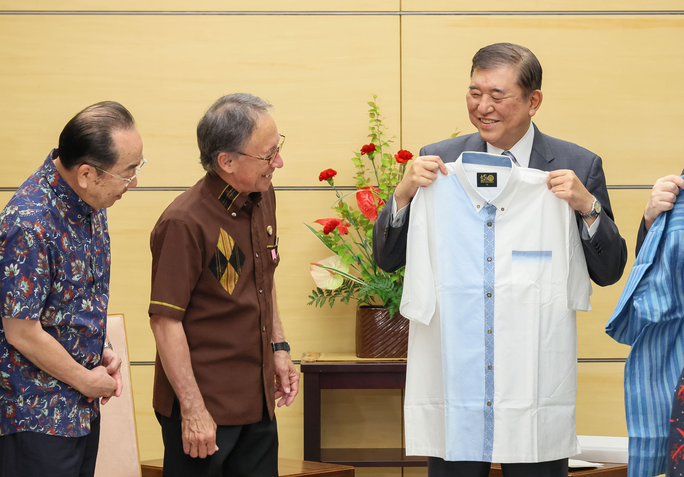 Prime Minister Ishiba being presented with Kariyushi wear (4)