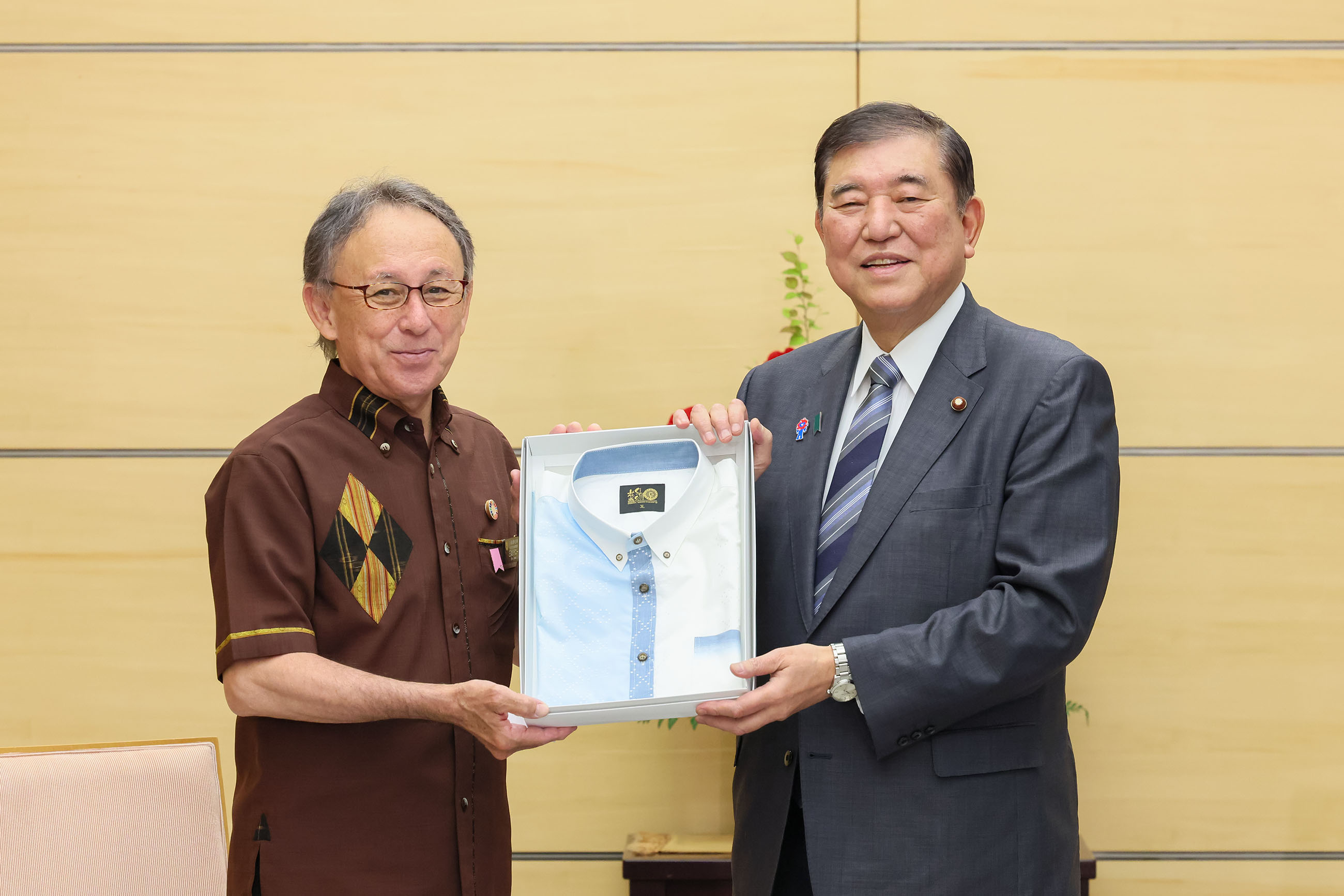 Prime Minister Ishiba being presented with Kariyushi wear (5)