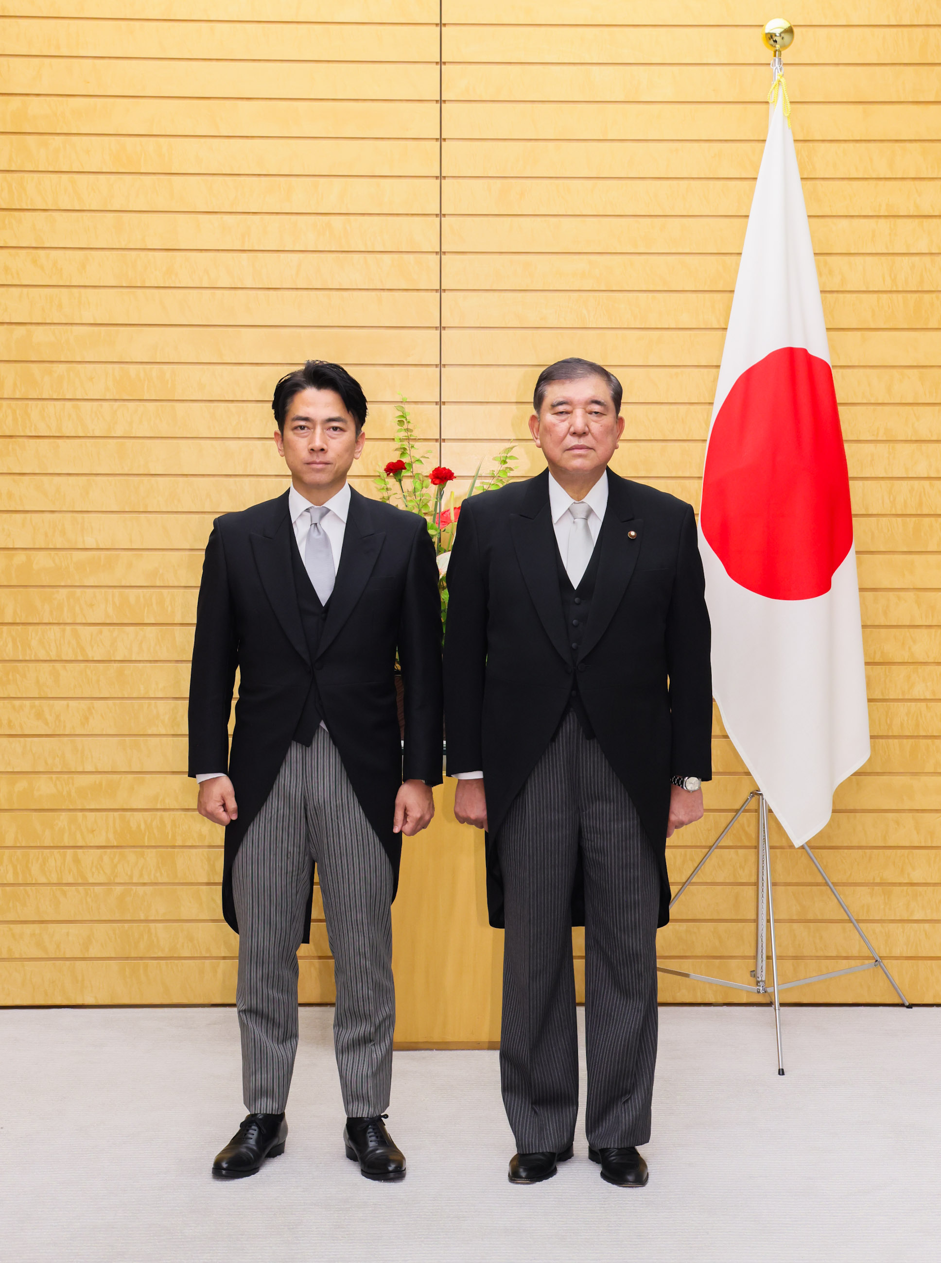 Prime Minister Ishiba attending a photograph session with Minister Koizumi (2)