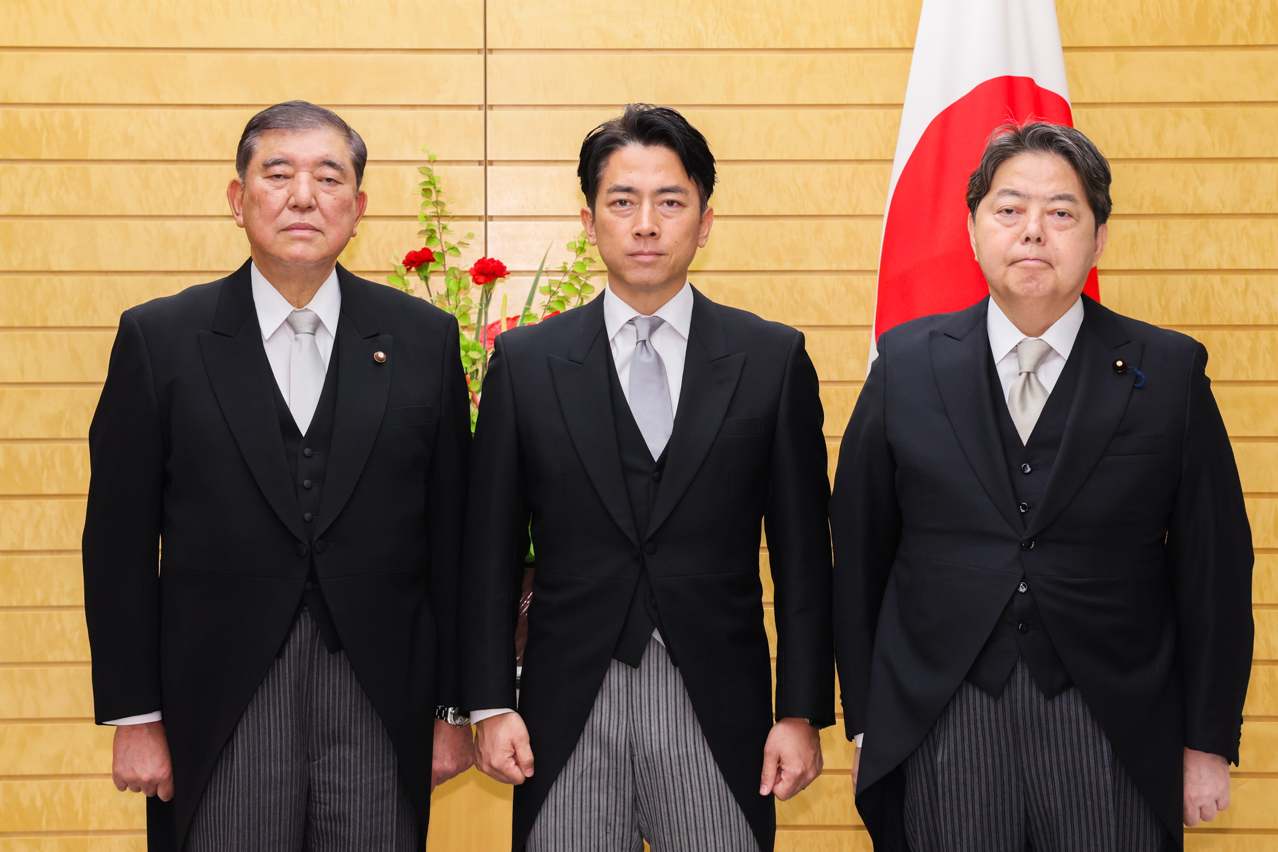 Prime Minister Ishiba attending a photograph session with Minister Koizumi (3)