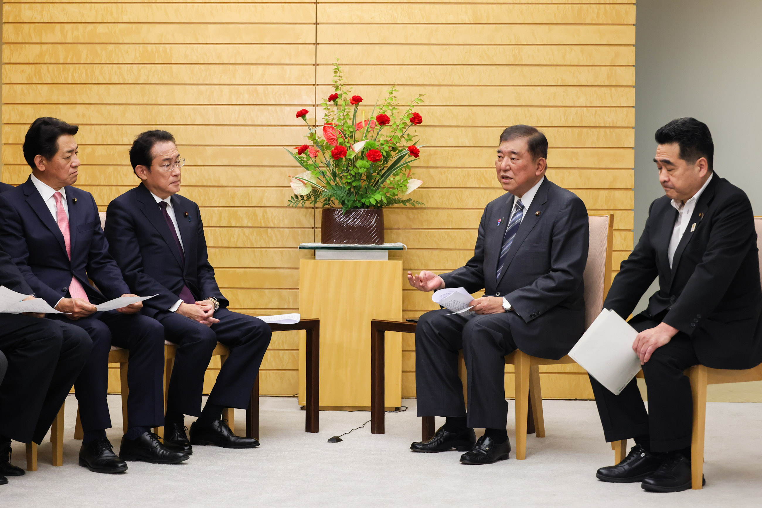 Prime Minister Ishiba receiving a proposal (4)
