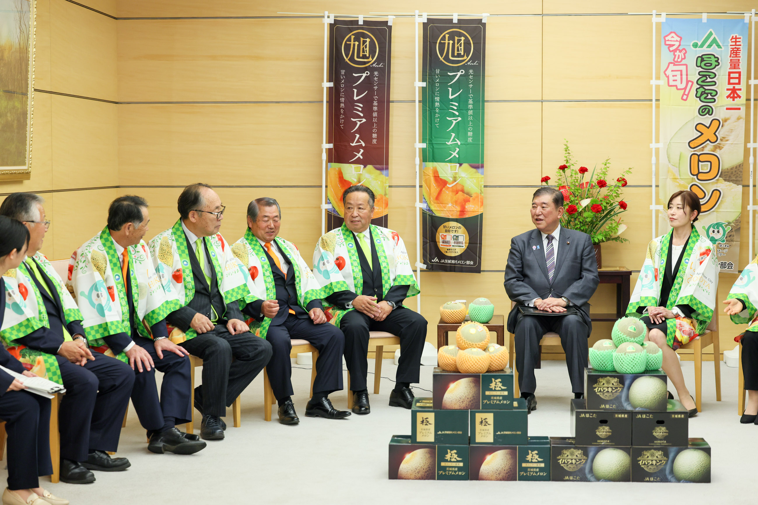 Prime Minister Ishiba being presented with melons (2)