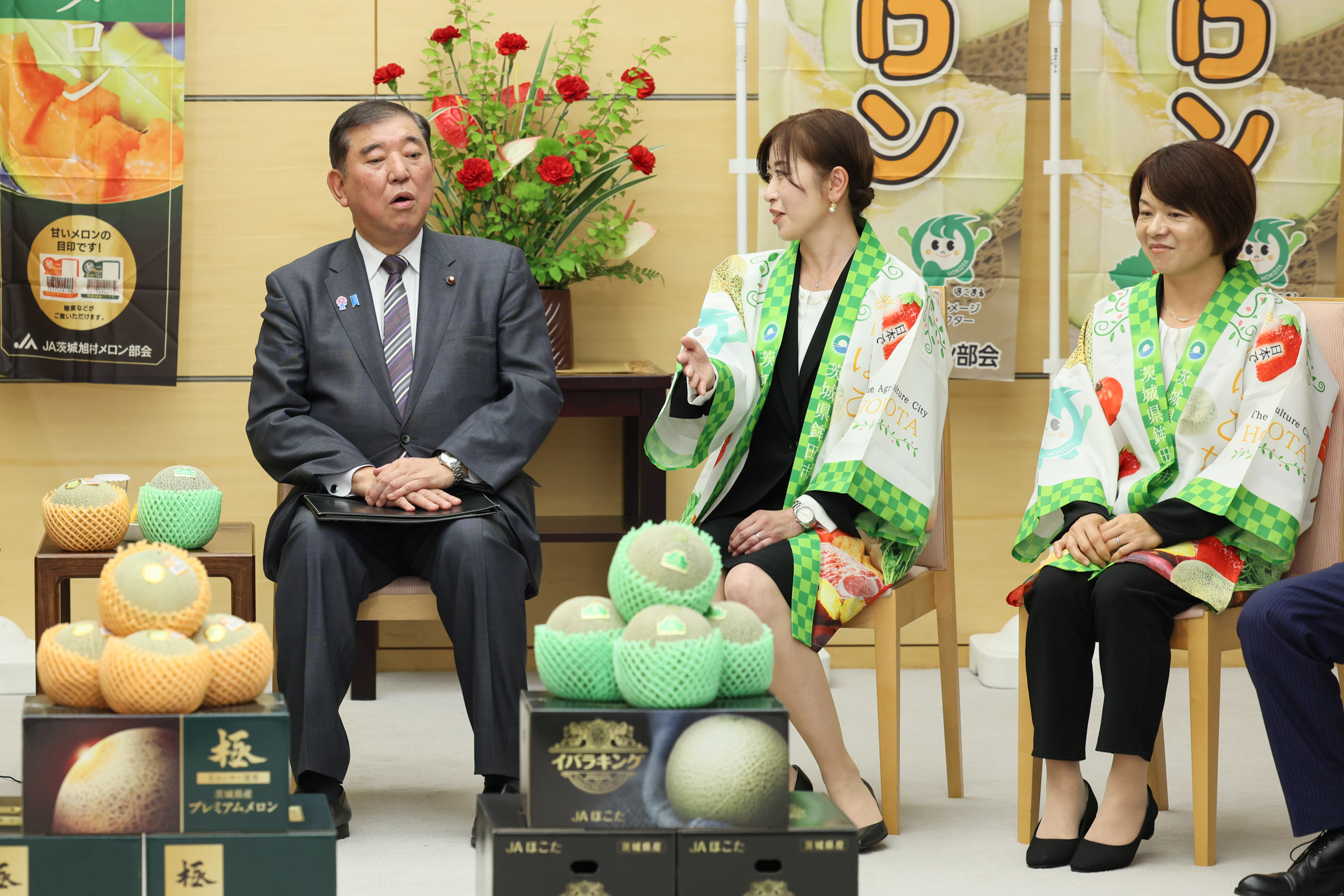 Prime Minister Ishiba being presented with melons (3)