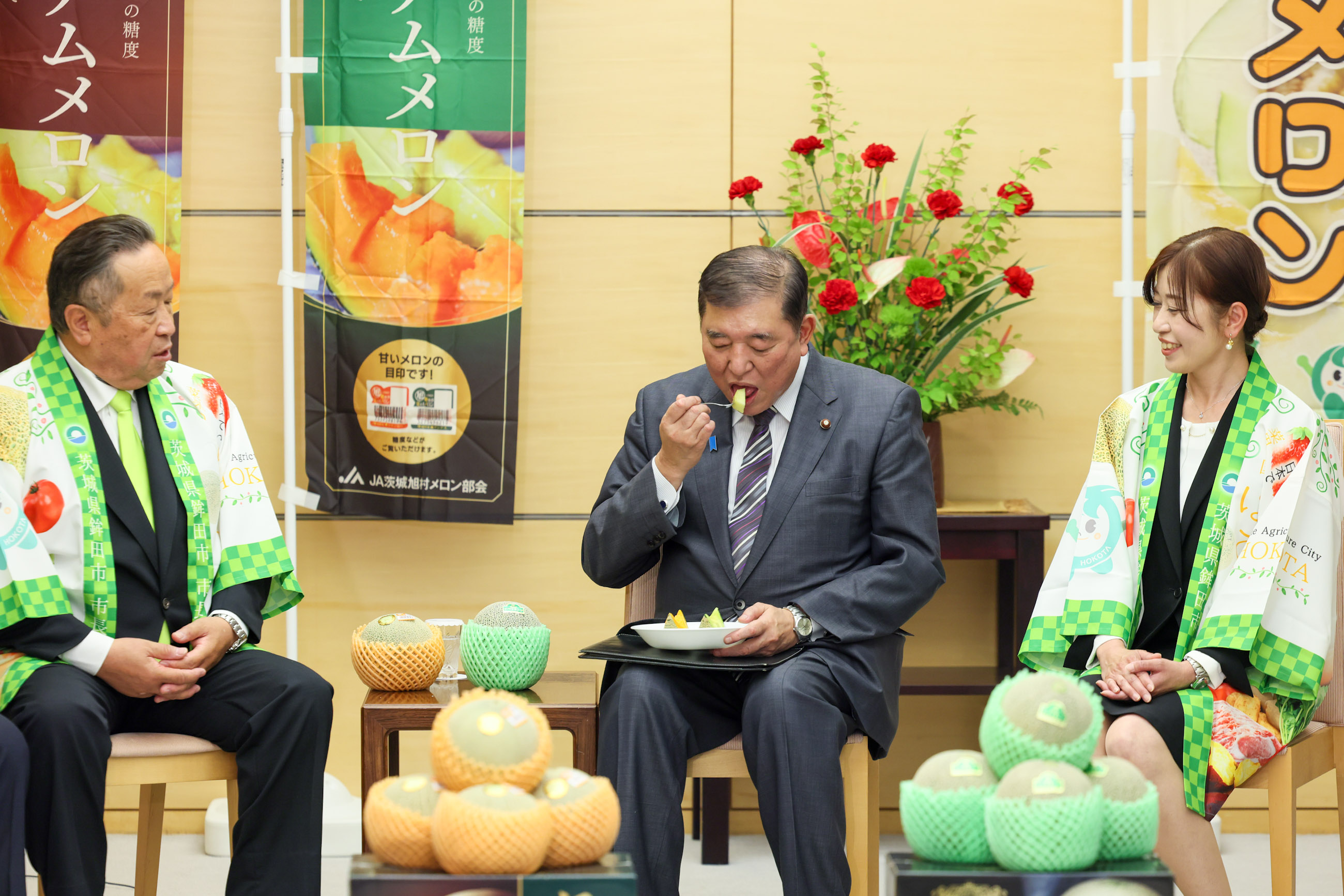 Prime Minister Ishiba being presented with melons (4)