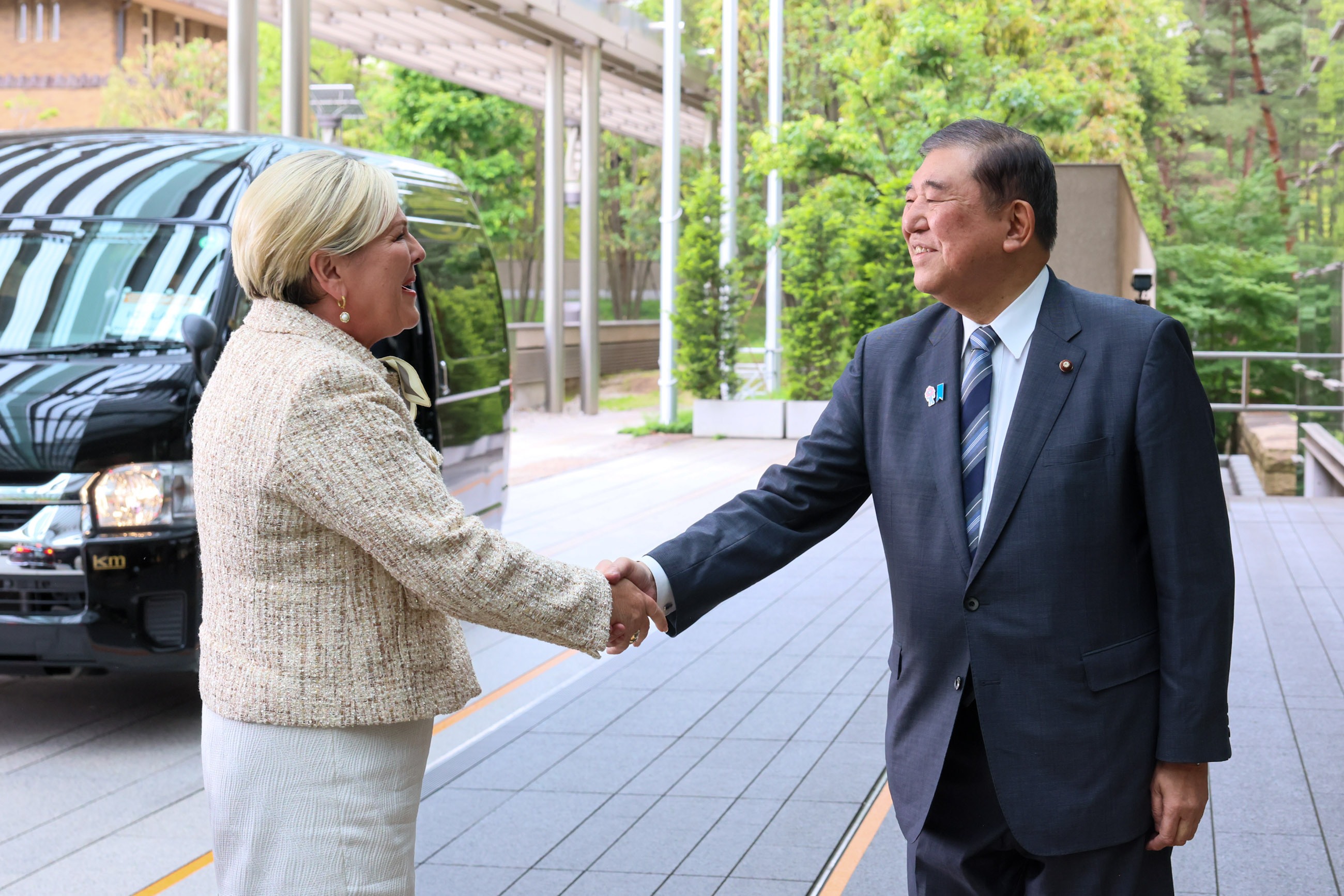 Prime Minister Ishiba welcoming President Tómasdóttir