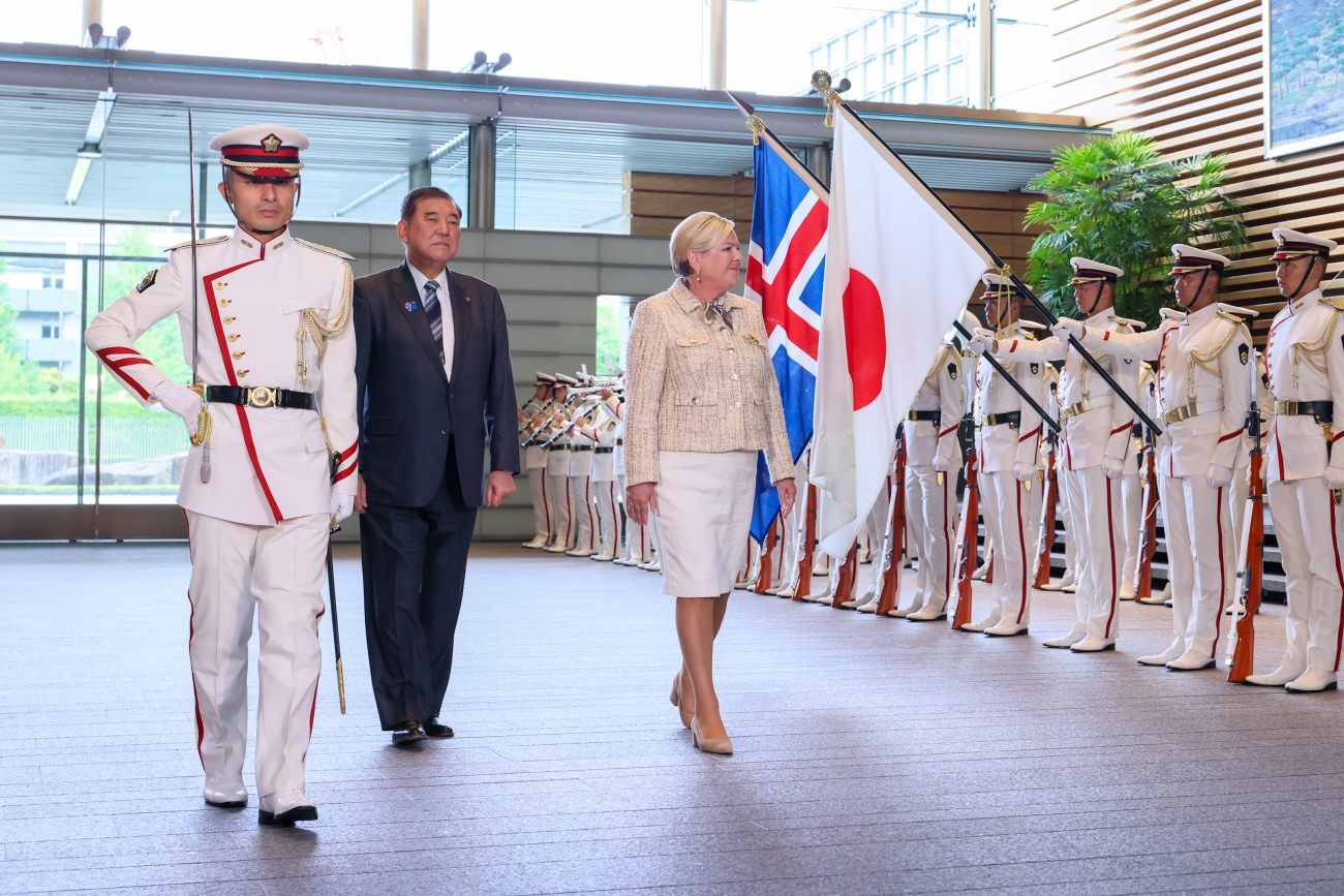 A salute and guard of honor ceremony (4)
