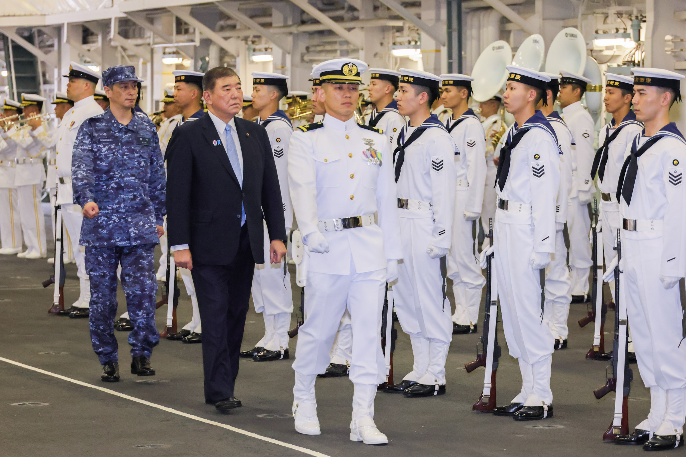A Salute and guard of honor ceremony (2)