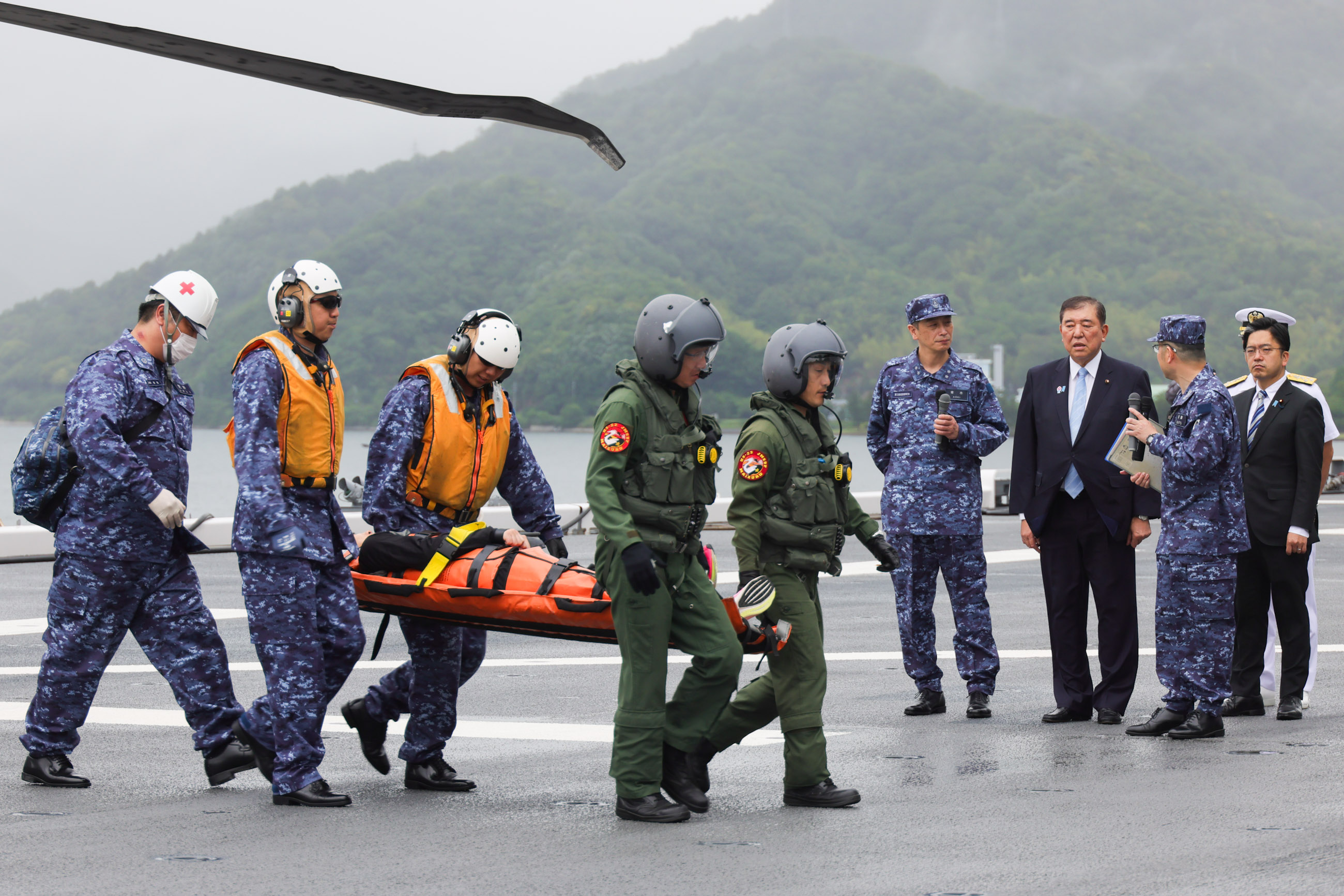 Prime Minister Ishiba observing a demonstration of transporting an emergency patient (1)