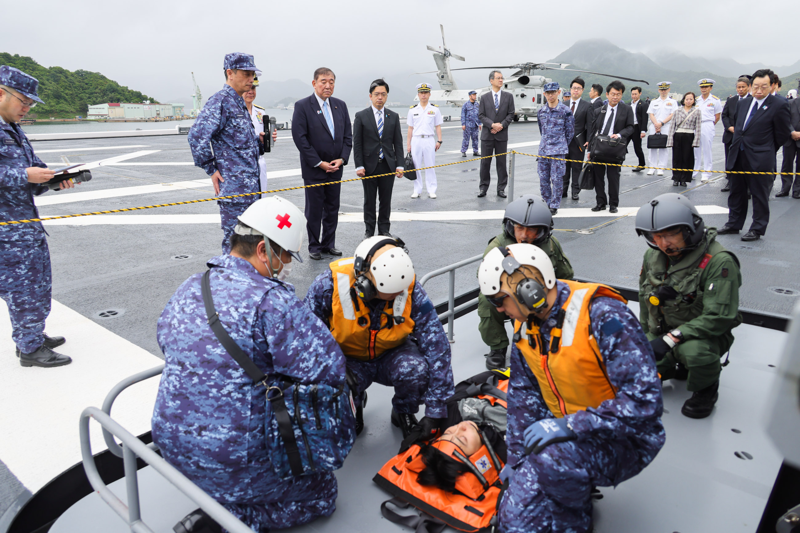 Prime Minister Ishiba observing a demonstration of transporting an emergency patient (2)