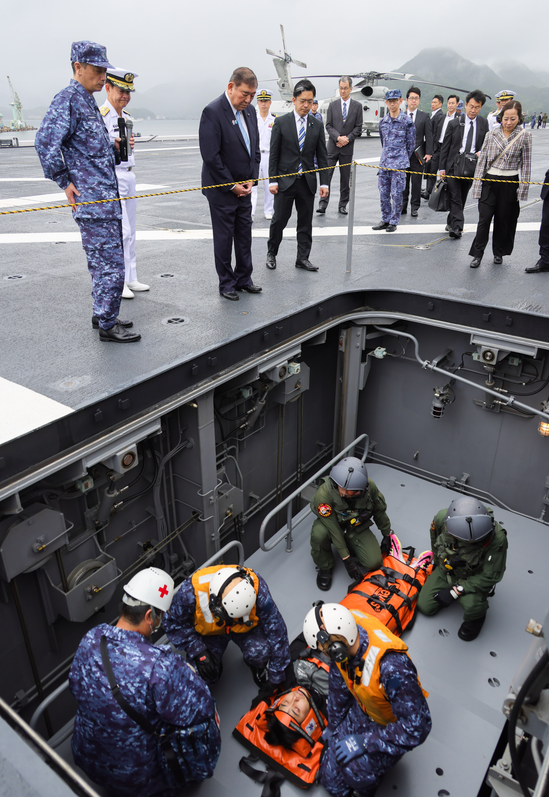Prime Minister Ishiba observing a demonstration of transporting an emergency patient (3)