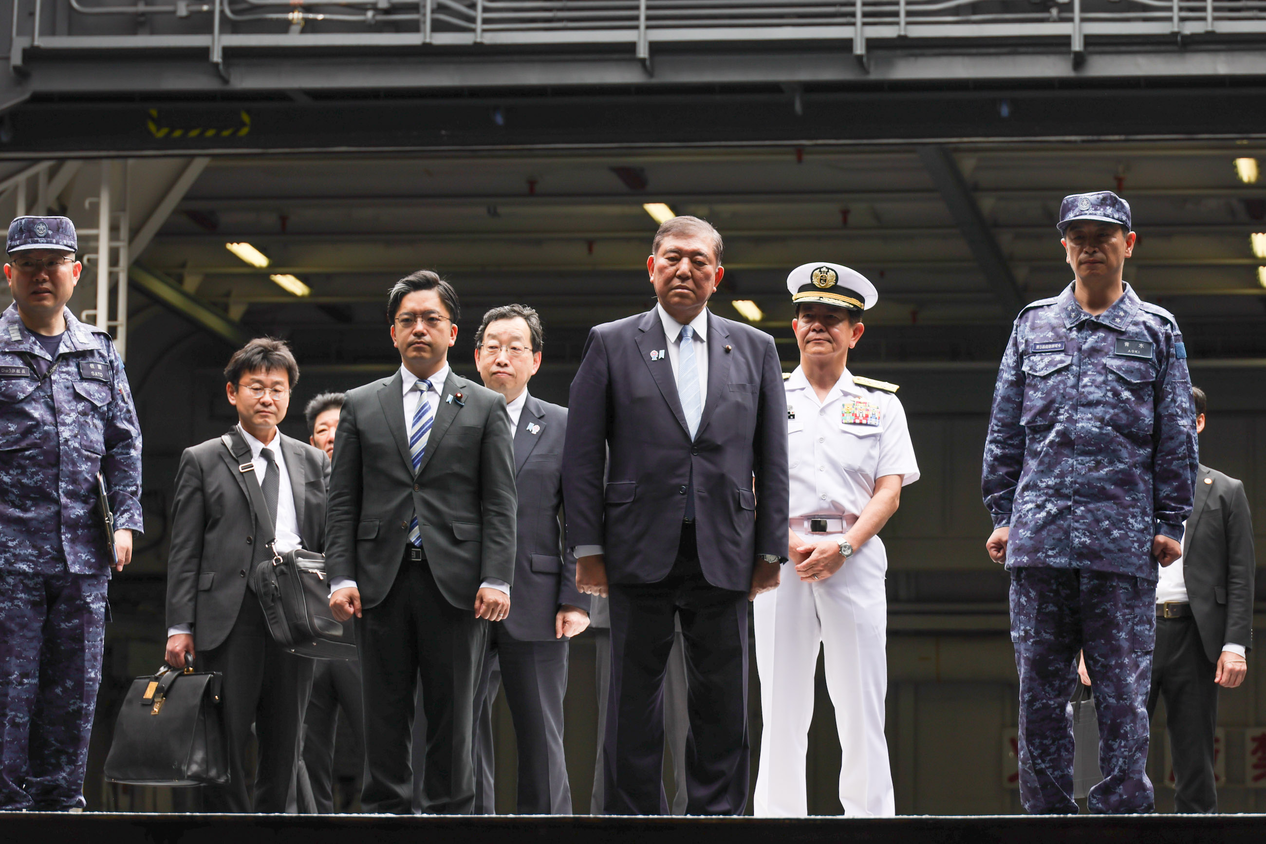 Prime Minister Ishiba observing a demonstration of transporting an emergency patient (4)