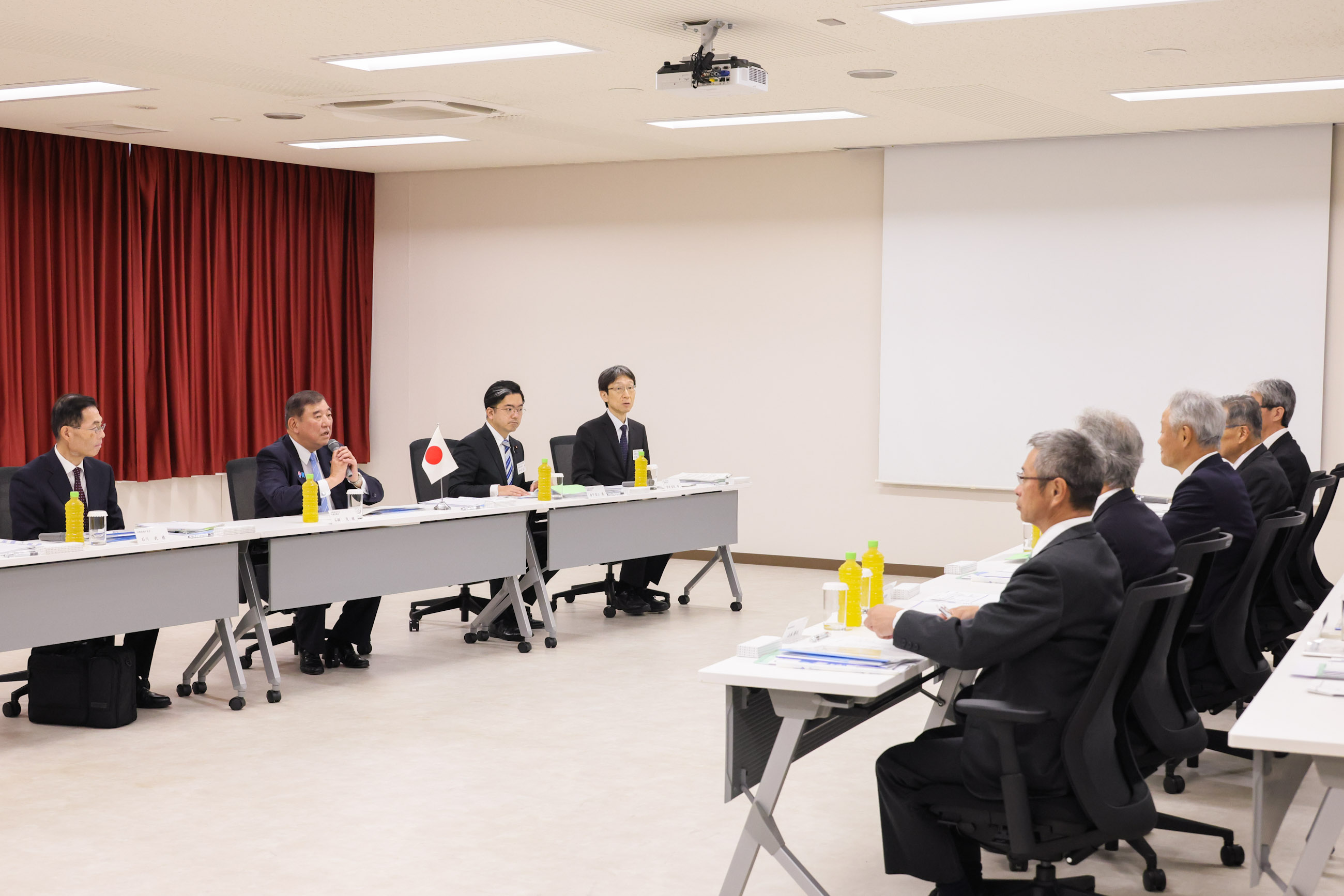 Prime Minister Ishiba holding a meeting with employees of shipbuilders (2)