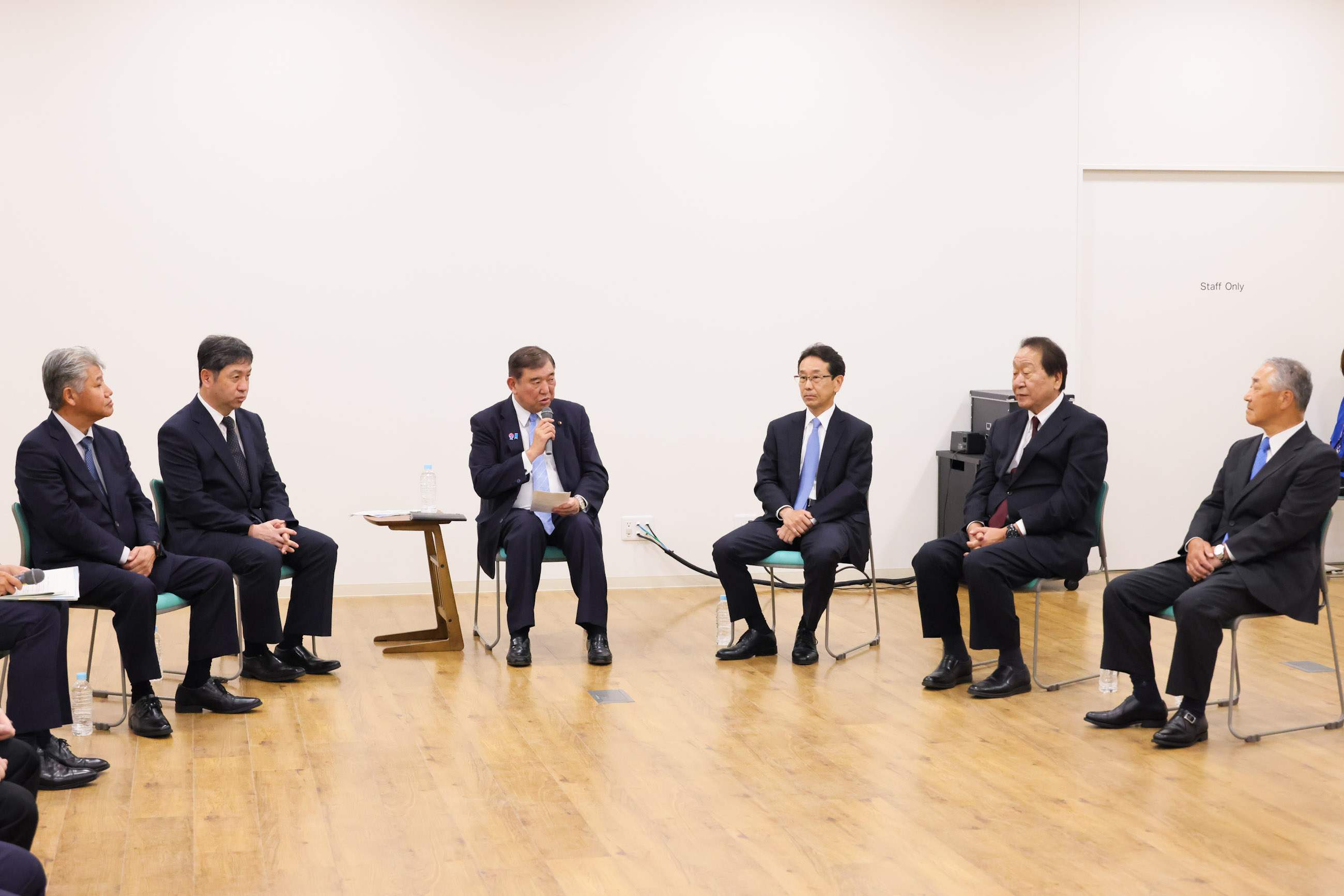 Prime Minister Ishiba holding a small group talk (2)
