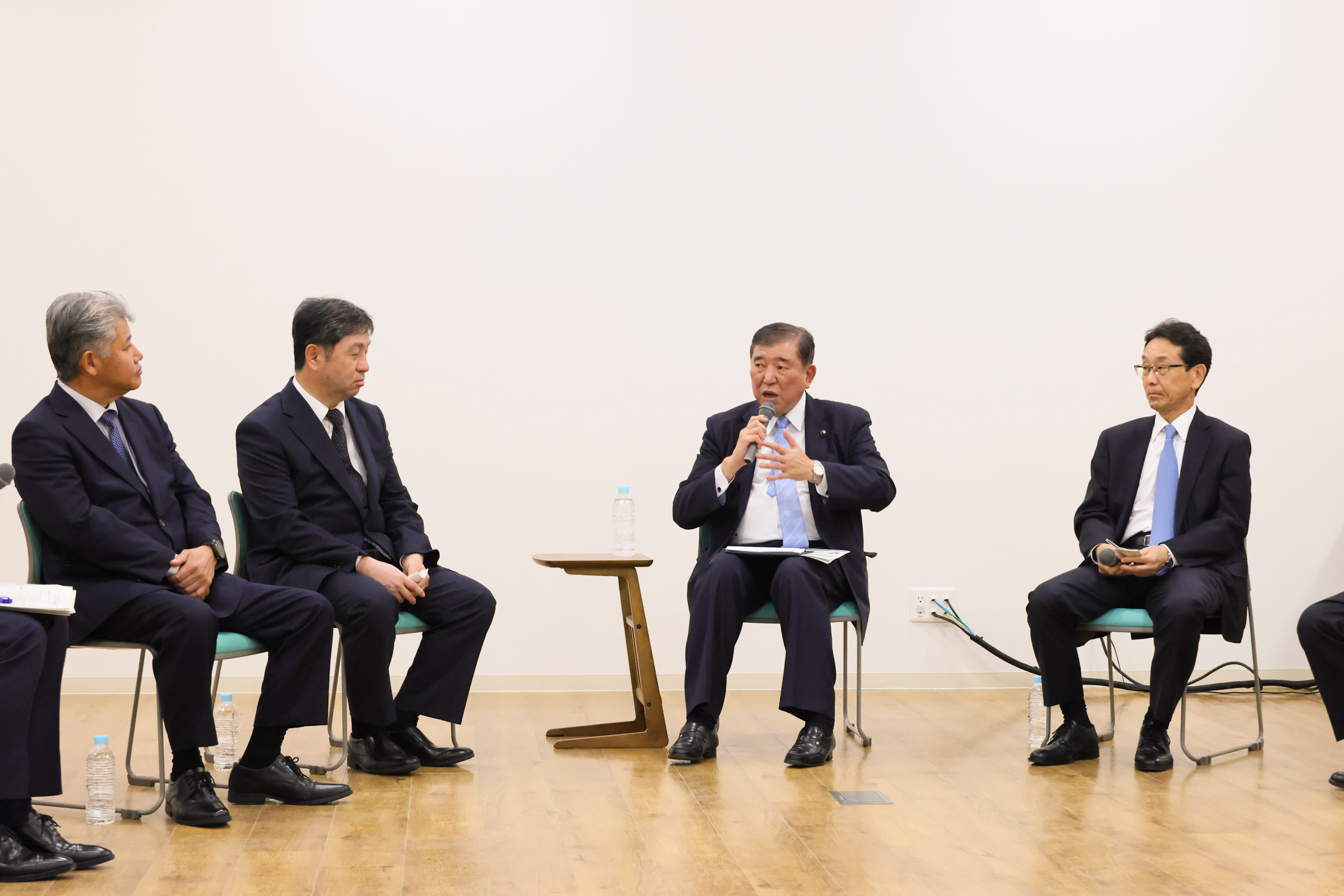 Prime Minister Ishiba holding a small group talk (3)