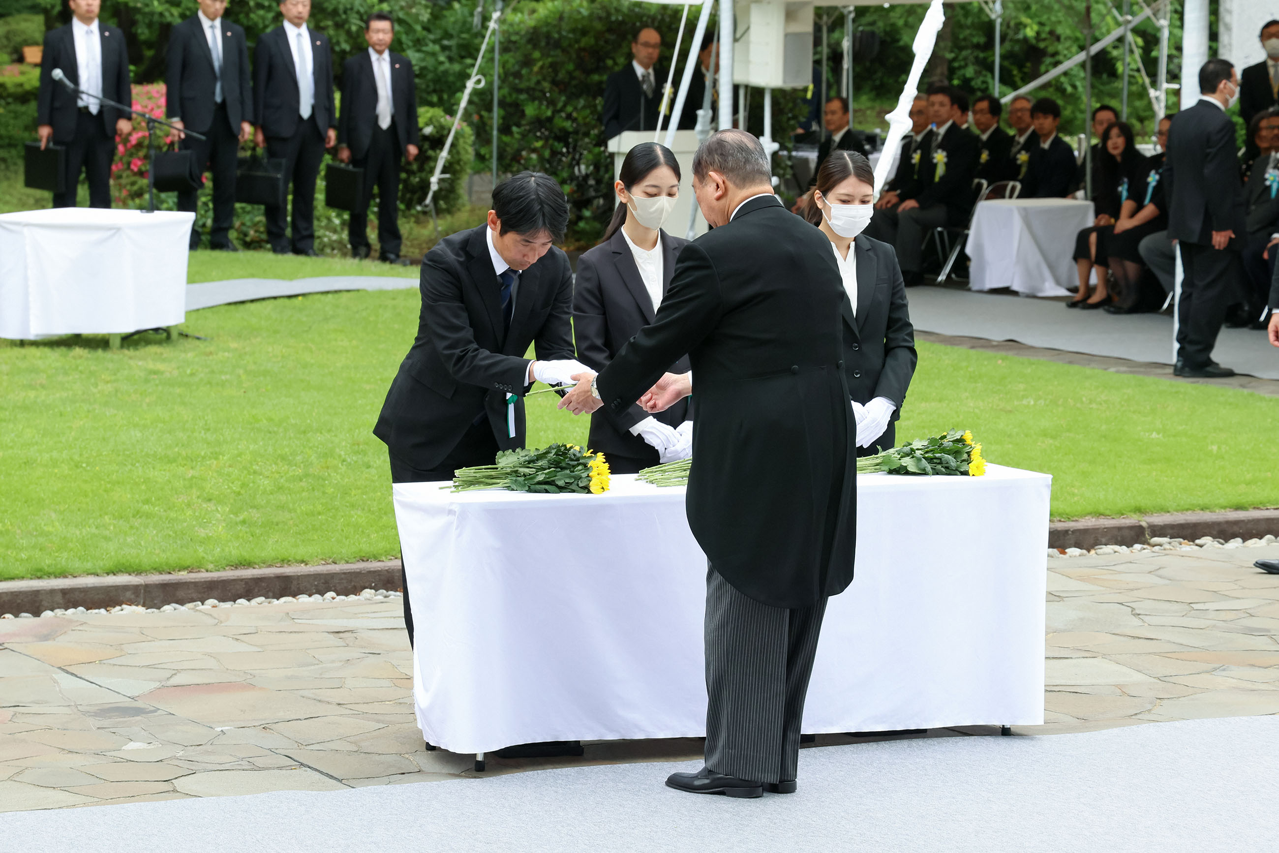 Prime Minister Ishiba offering a flower (2)