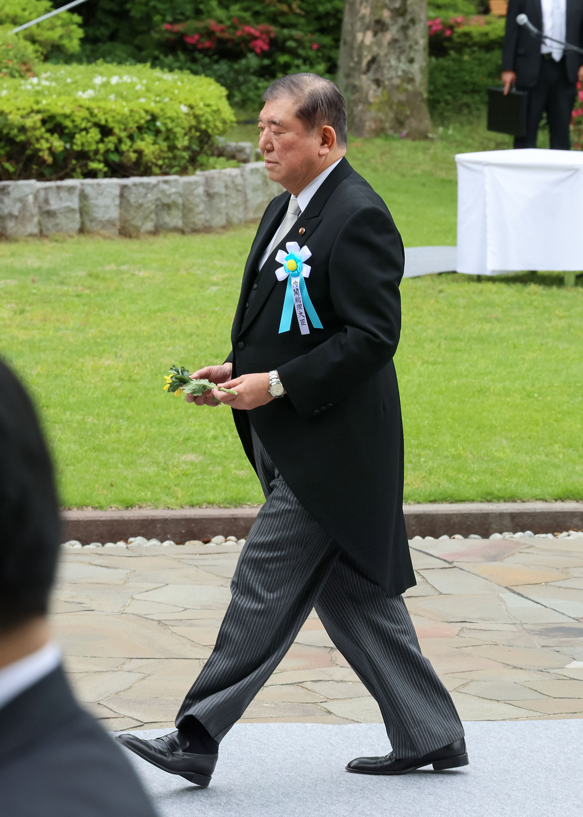 Prime Minister Ishiba offering a flower (3)