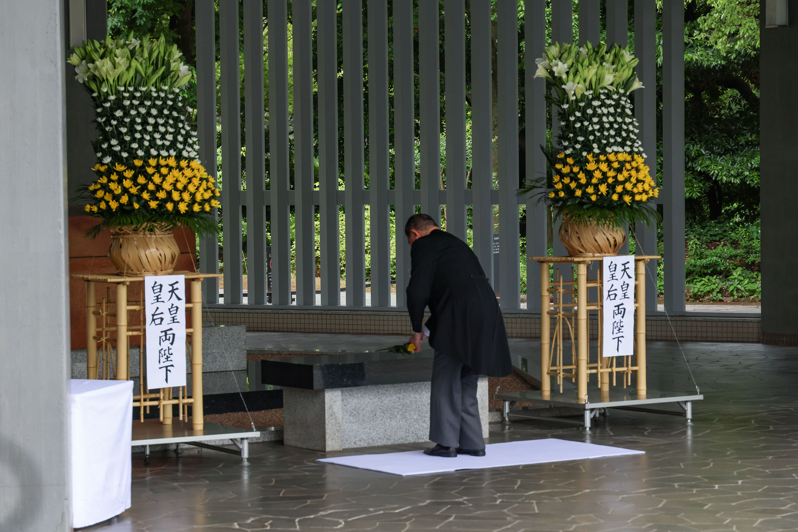 Prime Minister Ishiba offering a flower (4)