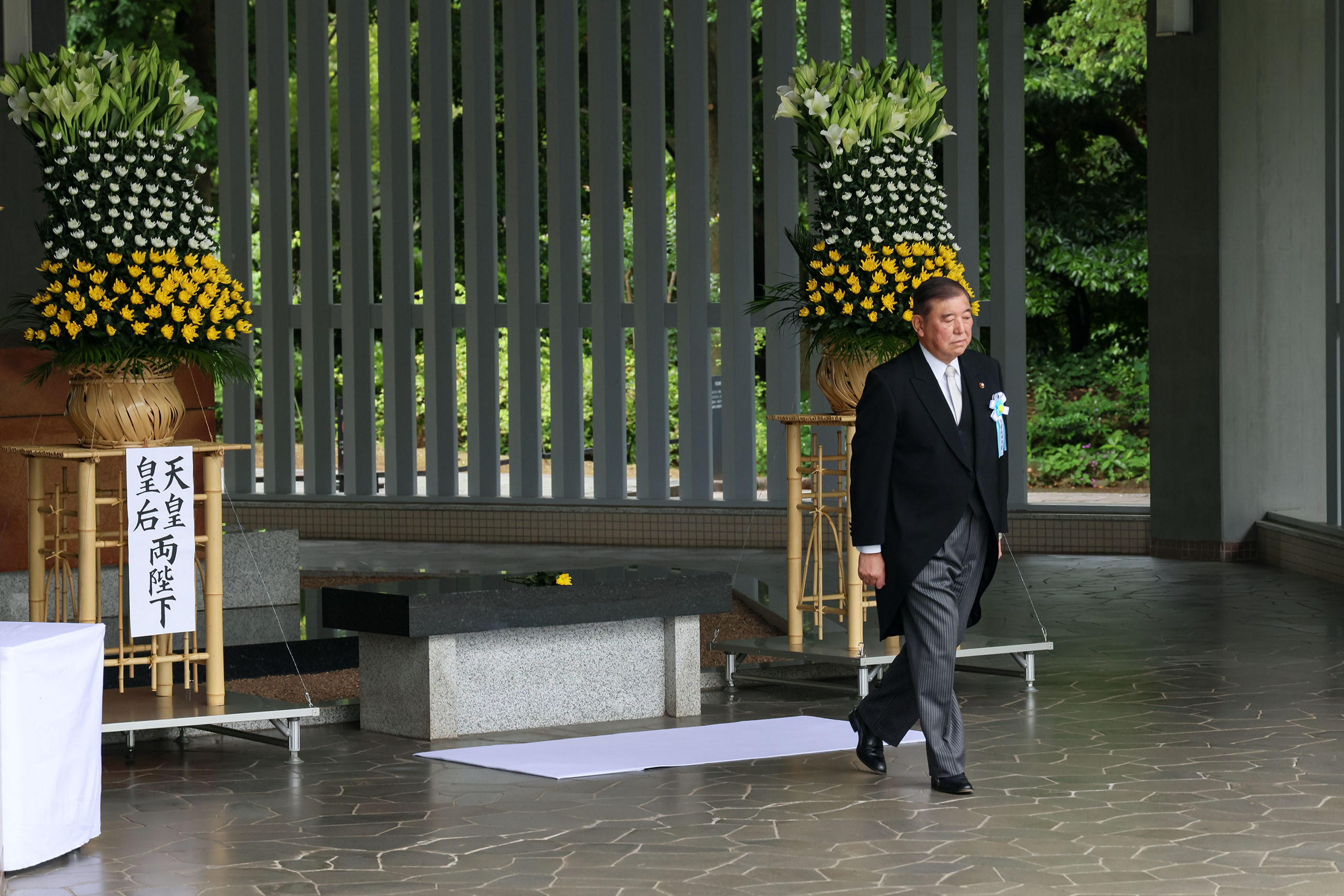 Prime Minister Ishiba offering a flower (5)