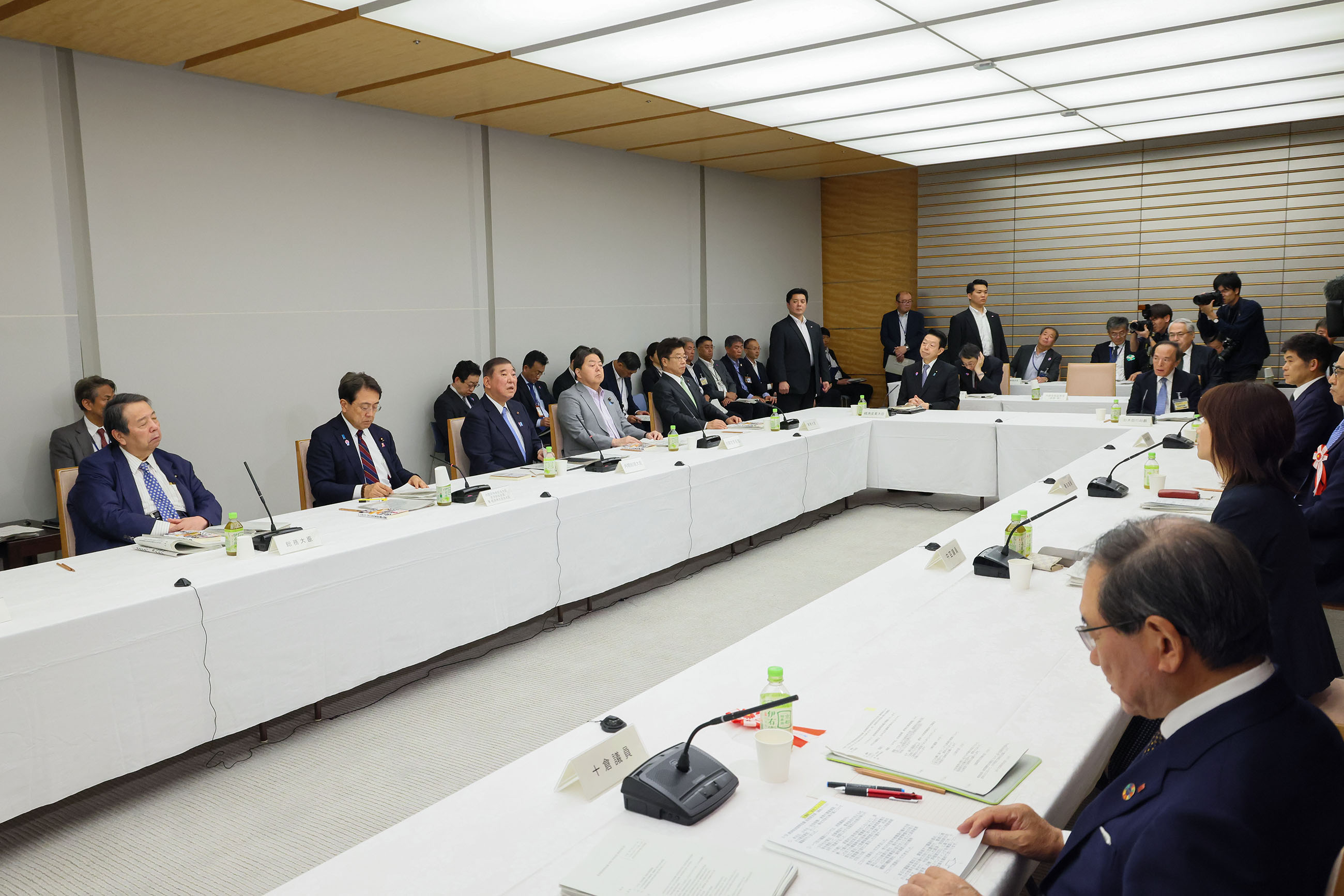 Prime Minister Ishiba wrapping up the meeting (2)