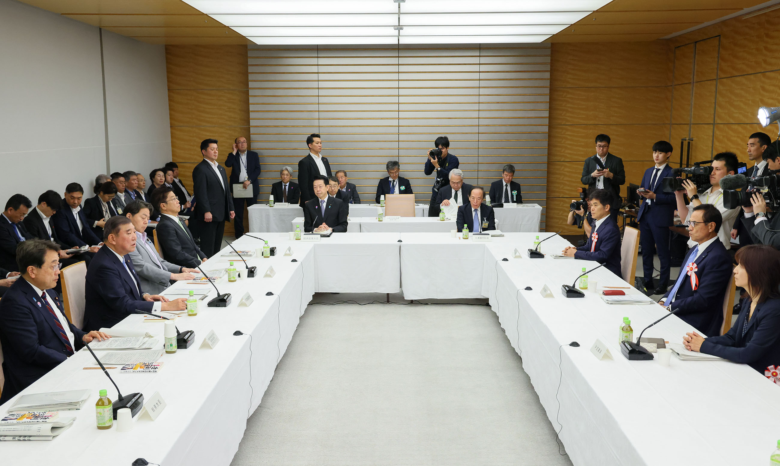 Prime Minister Ishiba wrapping up the meeting (3)